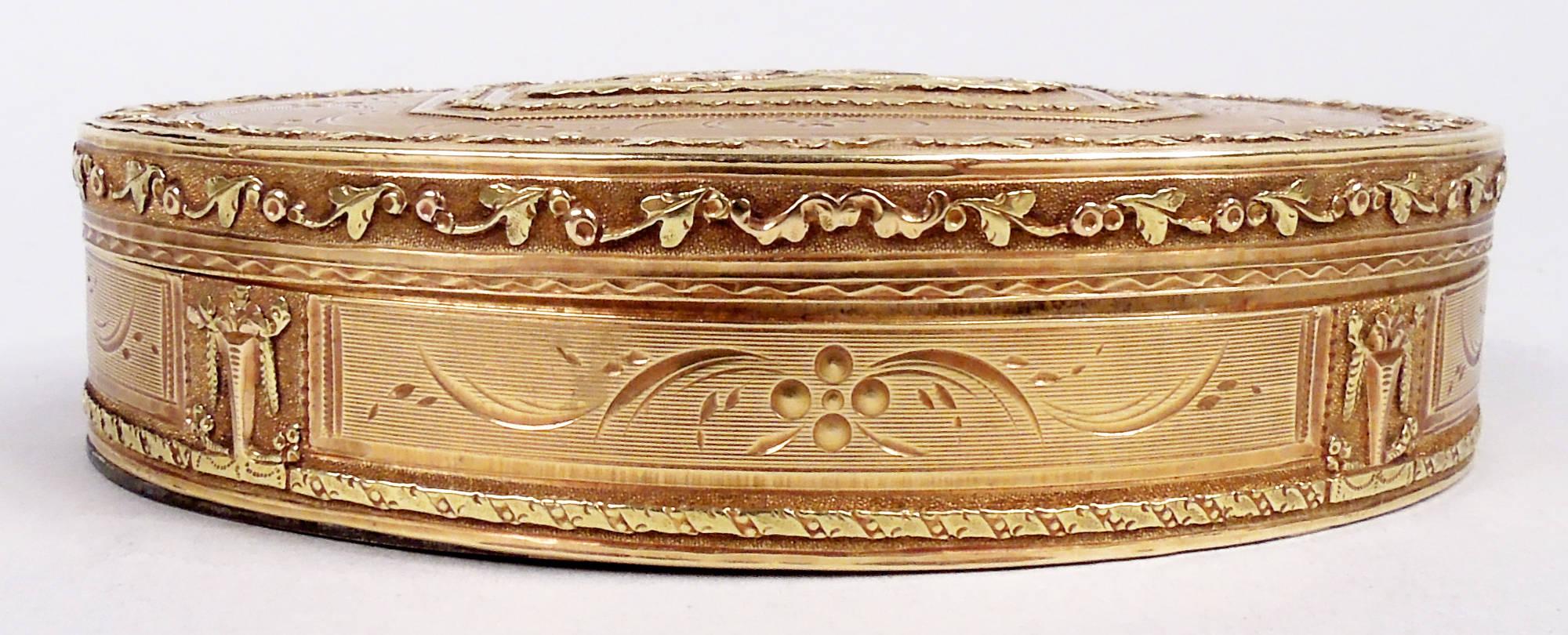 Français Tabatière néoclassique française ancienne en or 18 carats en vente