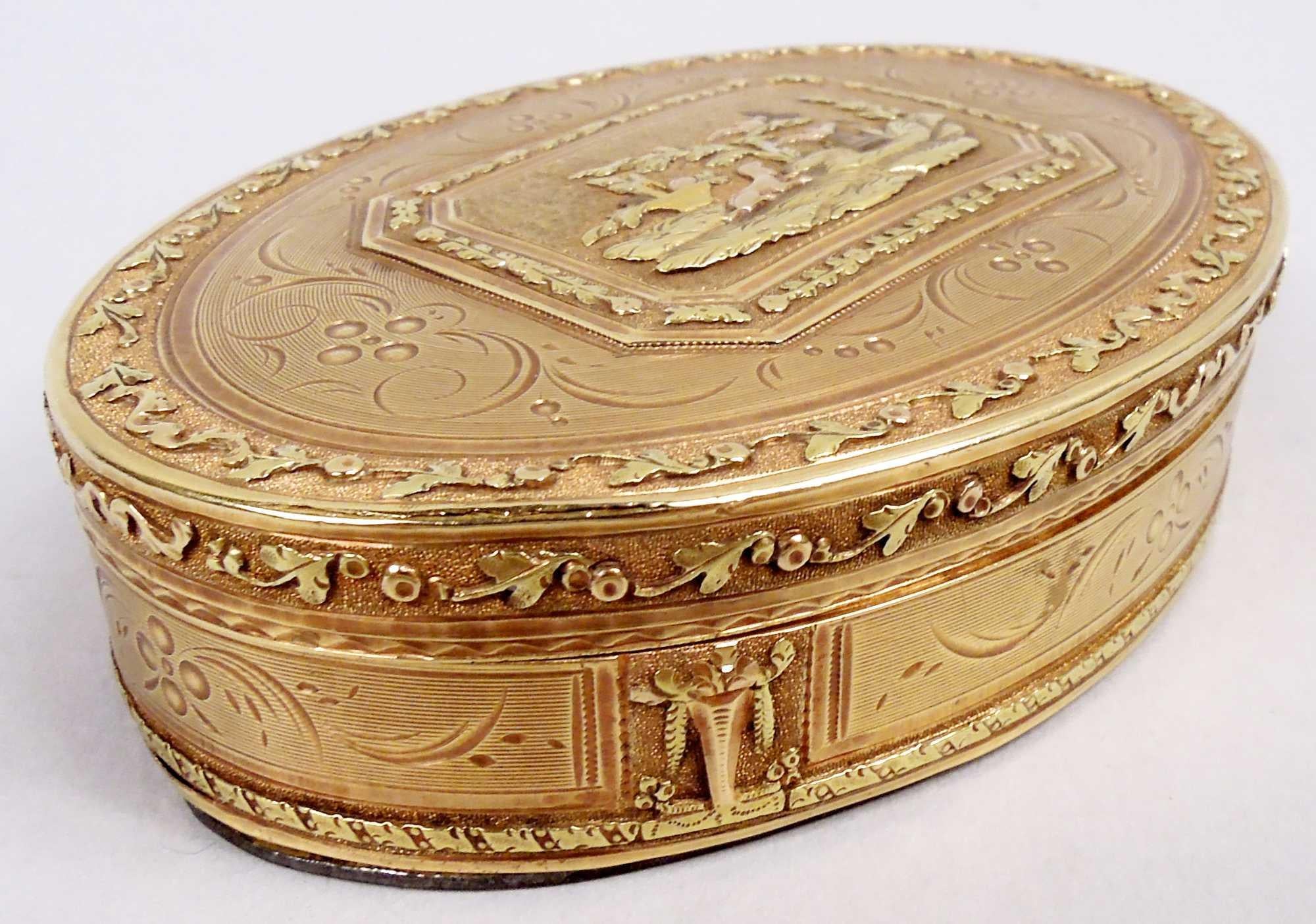 XIXe siècle Tabatière néoclassique française ancienne en or 18 carats en vente