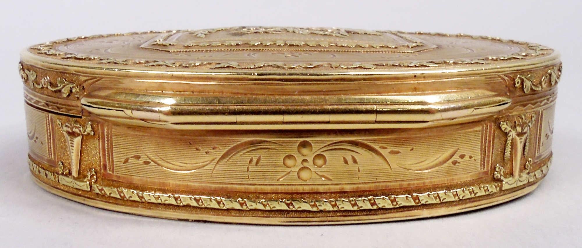 Or Tabatière néoclassique française ancienne en or 18 carats en vente