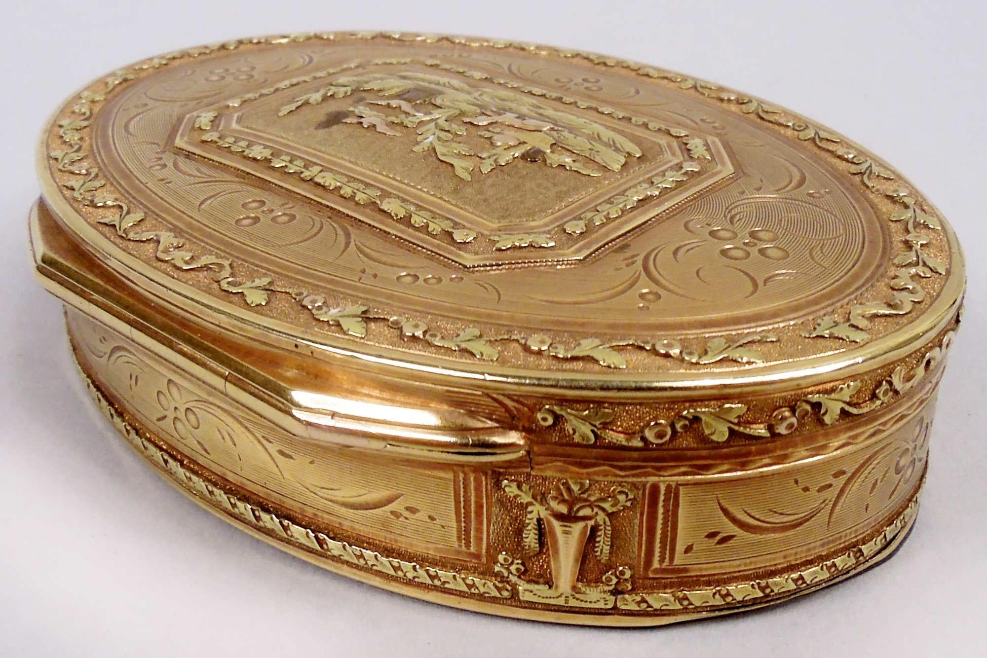 Tabatière néoclassique française ancienne en or 18 carats en vente 1