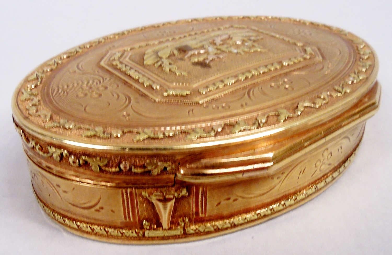Tabatière néoclassique française ancienne en or 18 carats en vente 2