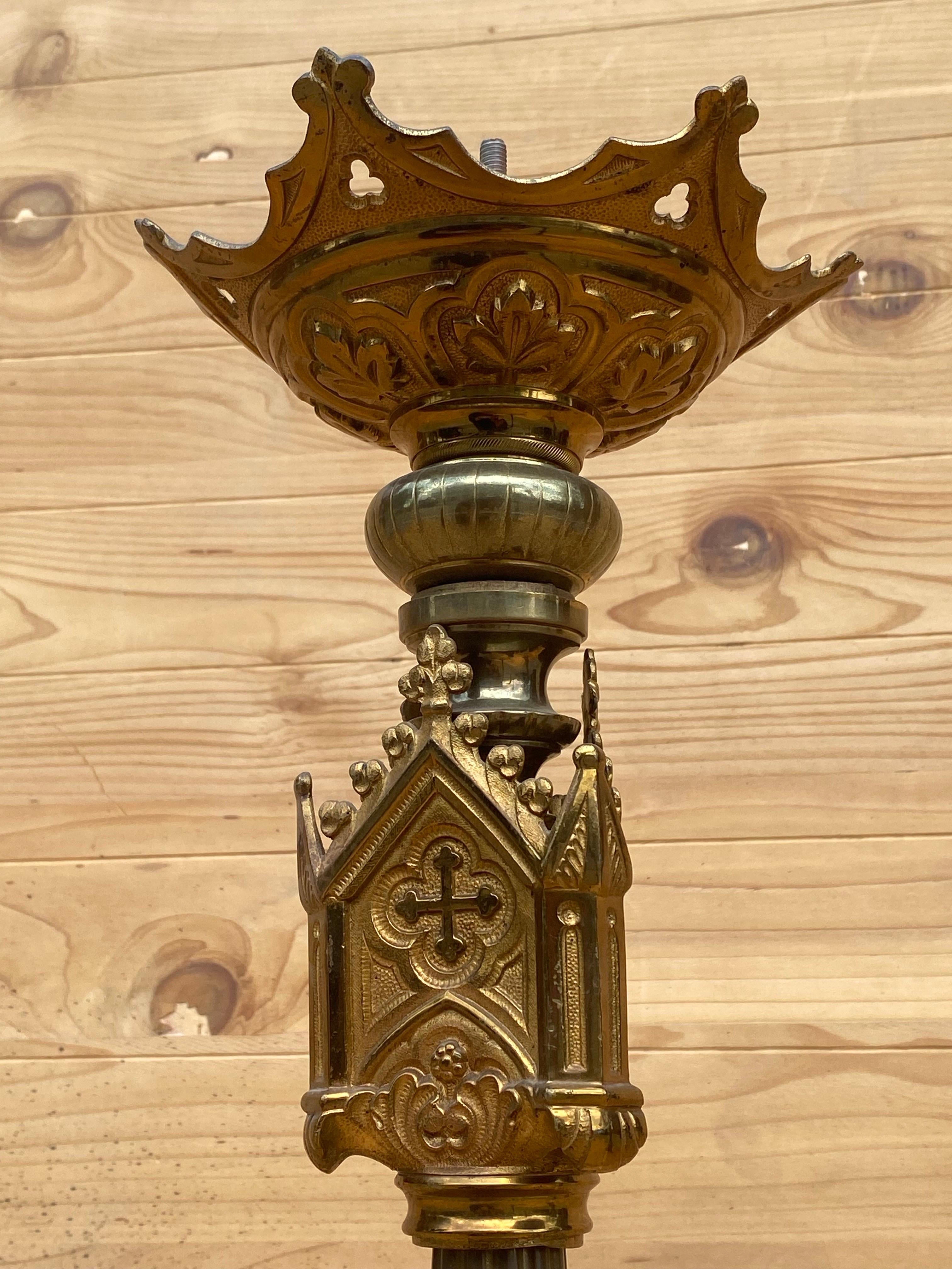Antike Französisch Neogotik Altar Torchère Kerzenleuchter Set w / Jesus & Kreuz im Zustand „Gut“ im Angebot in Chicago, IL