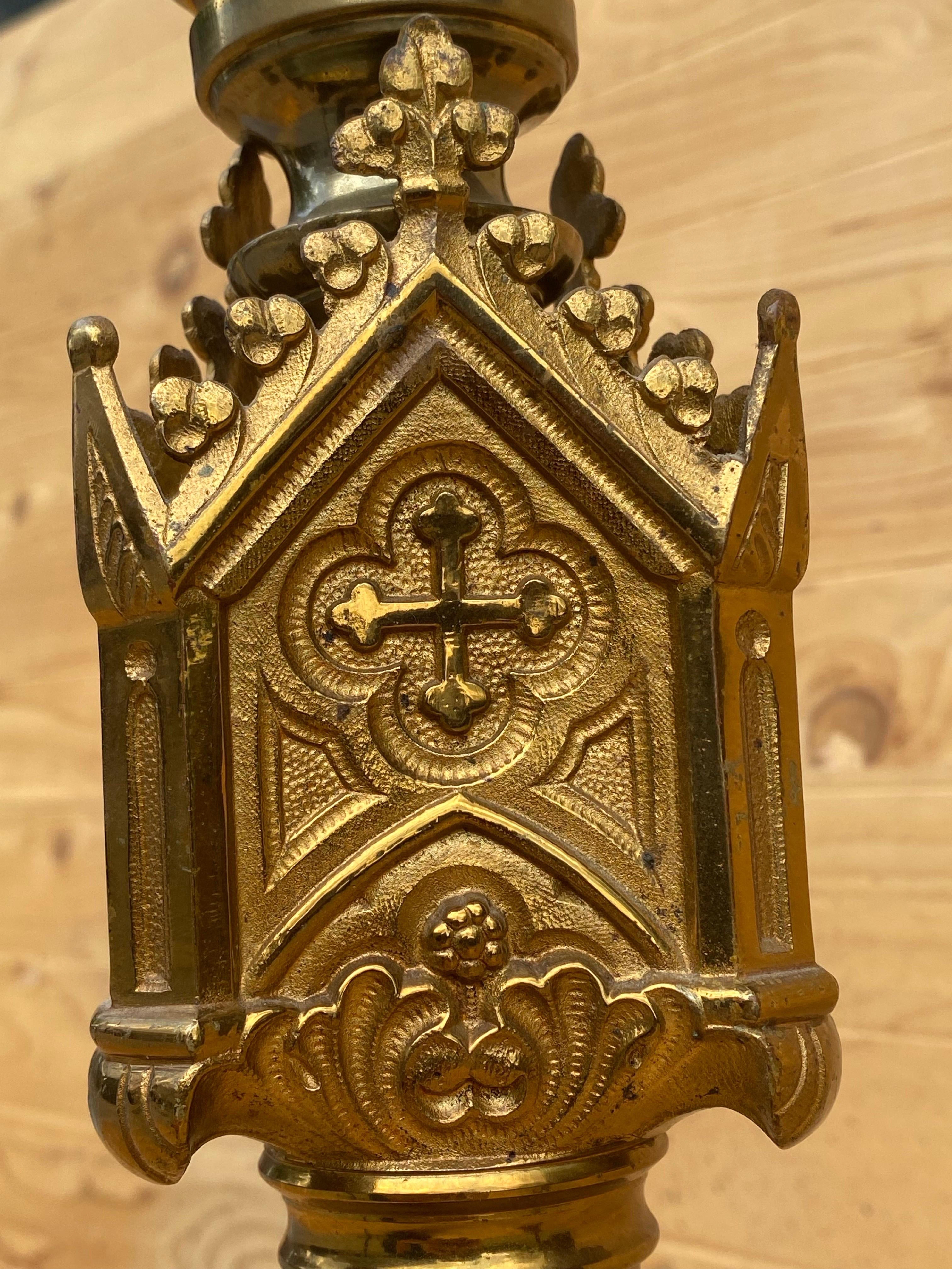 Antike Französisch Neogotik Altar Torchère Kerzenleuchter Set w / Jesus & Kreuz (Messing) im Angebot