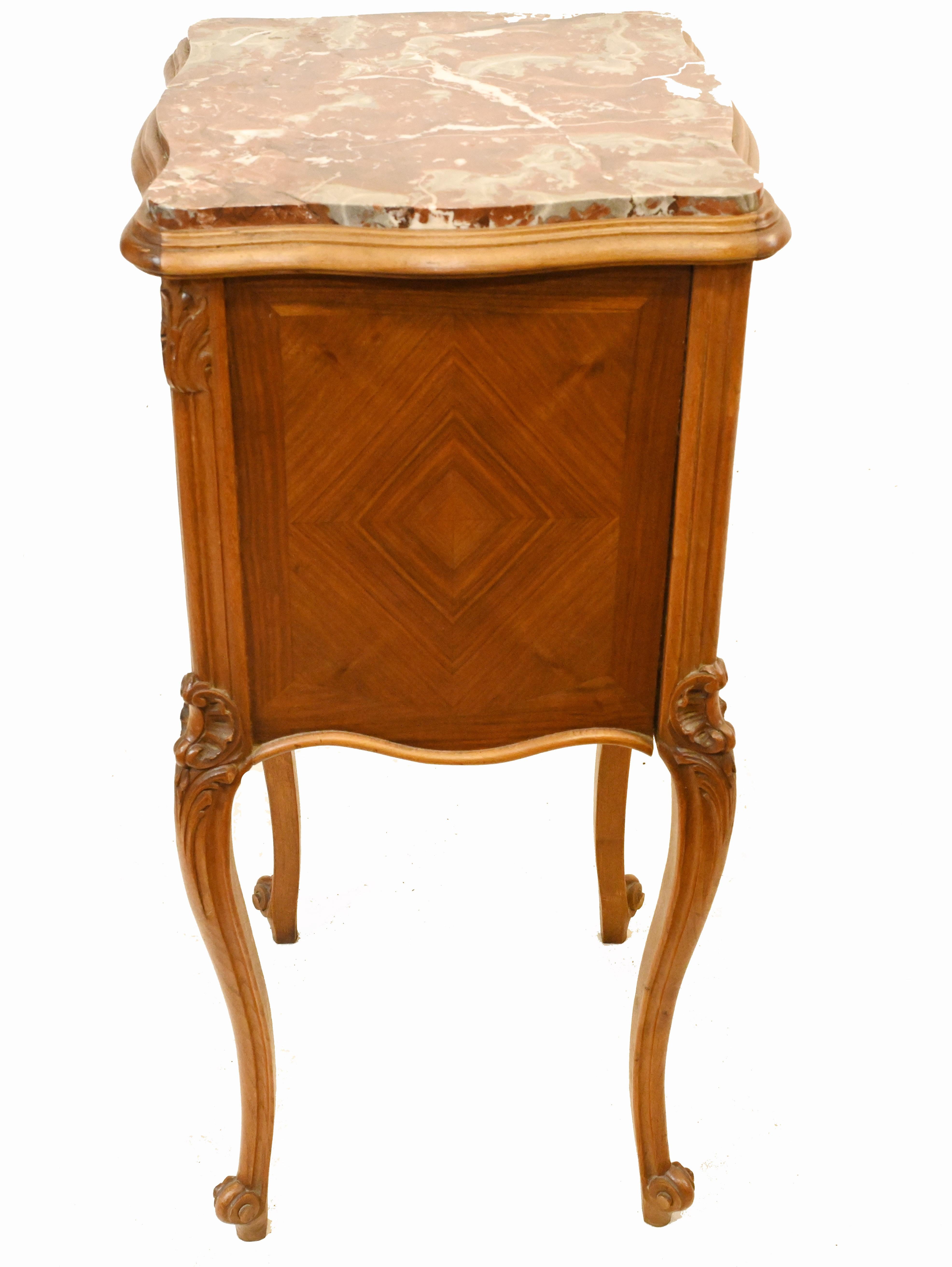 Paire de tables de chevet françaises anciennes, 1900 en vente 2