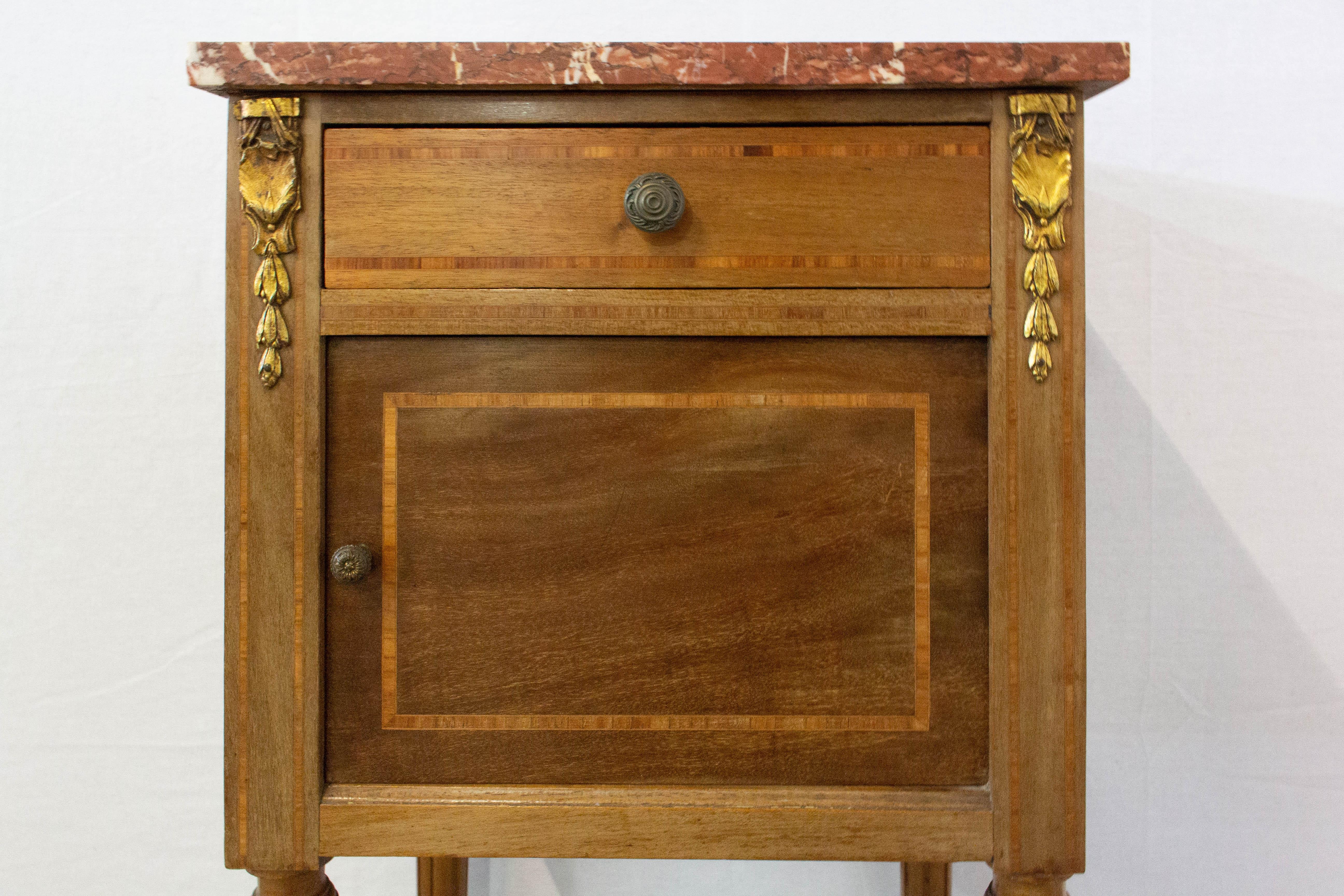 Antiker französischer Nachttisch/ Beistellschrank/ Nachttisch aus Walnussholz mit Marmorplatte, 1900 (Intarsie) im Angebot