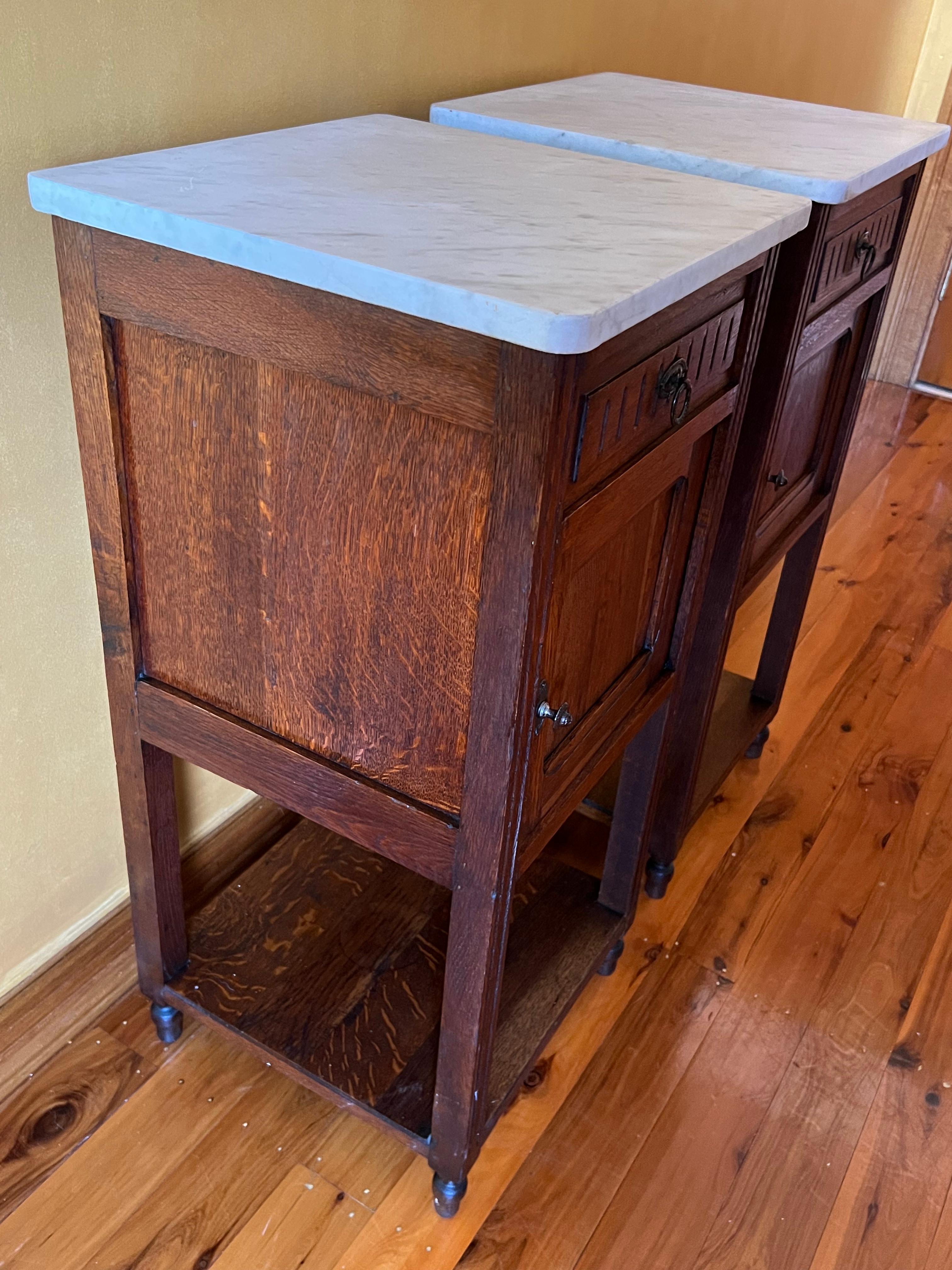 Antique French Oak 1910 Marble Top Bedside Tables Pair In Good Condition In EDENSOR PARK, NSW