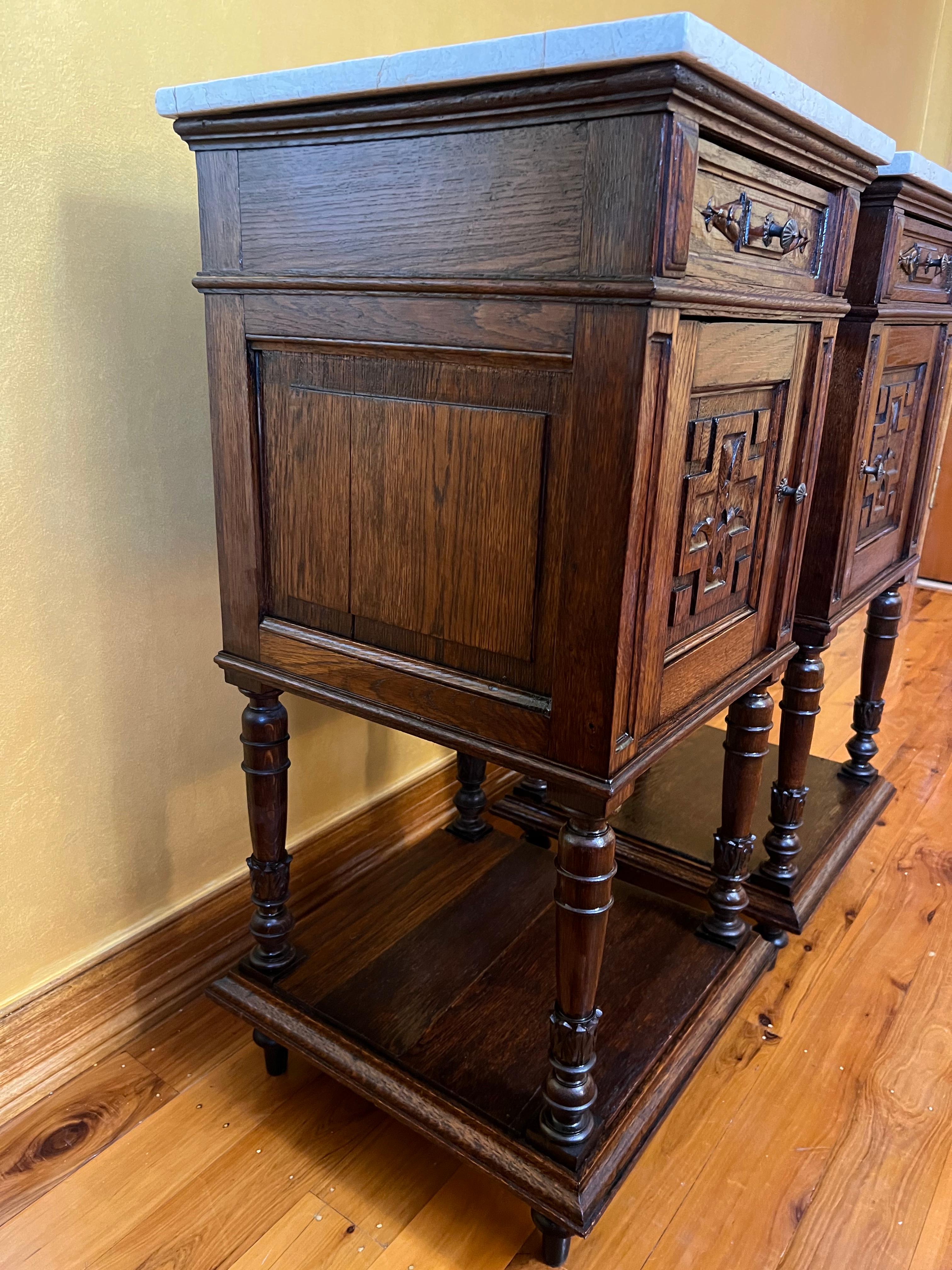 Antique French Oak 19th Century Marble Top Bedside Tables In Good Condition For Sale In EDENSOR PARK, NSW