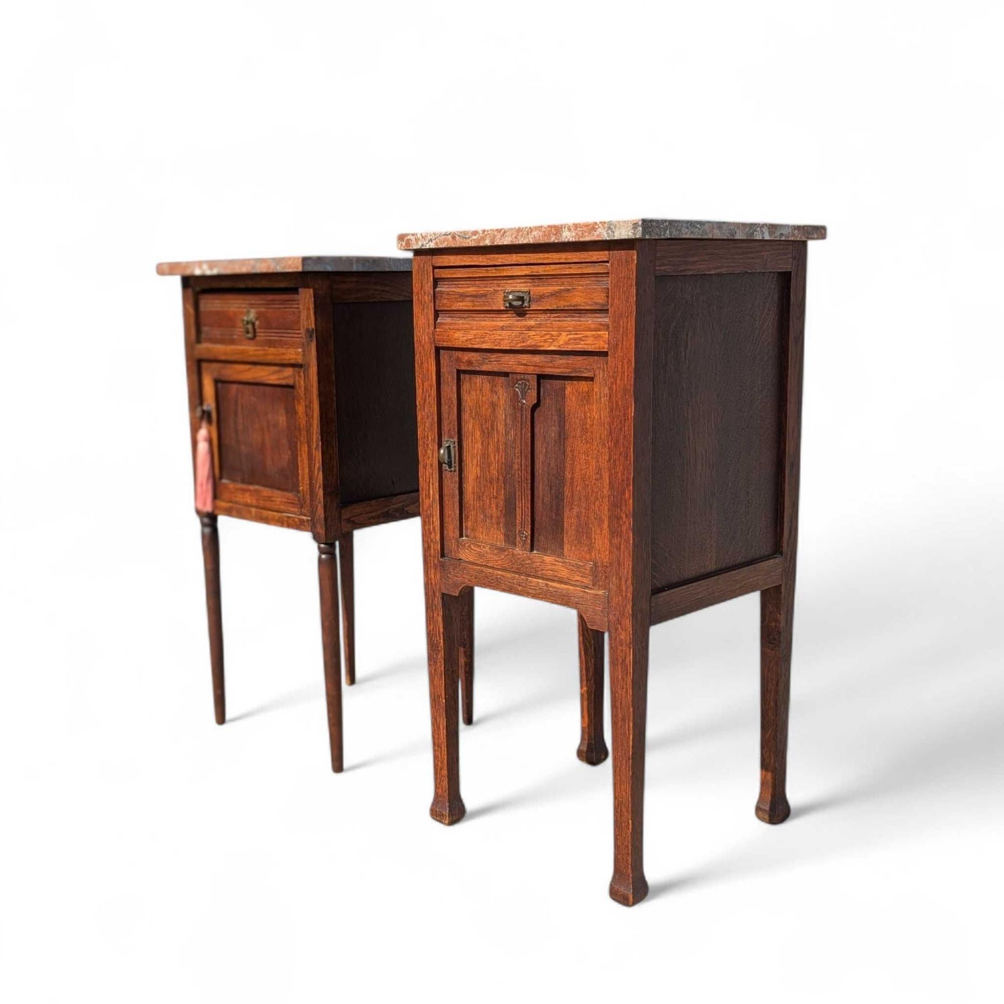 Sculpté à la main Antique French Oak and Marble Nightstands, Early 20th Century, Pair en vente