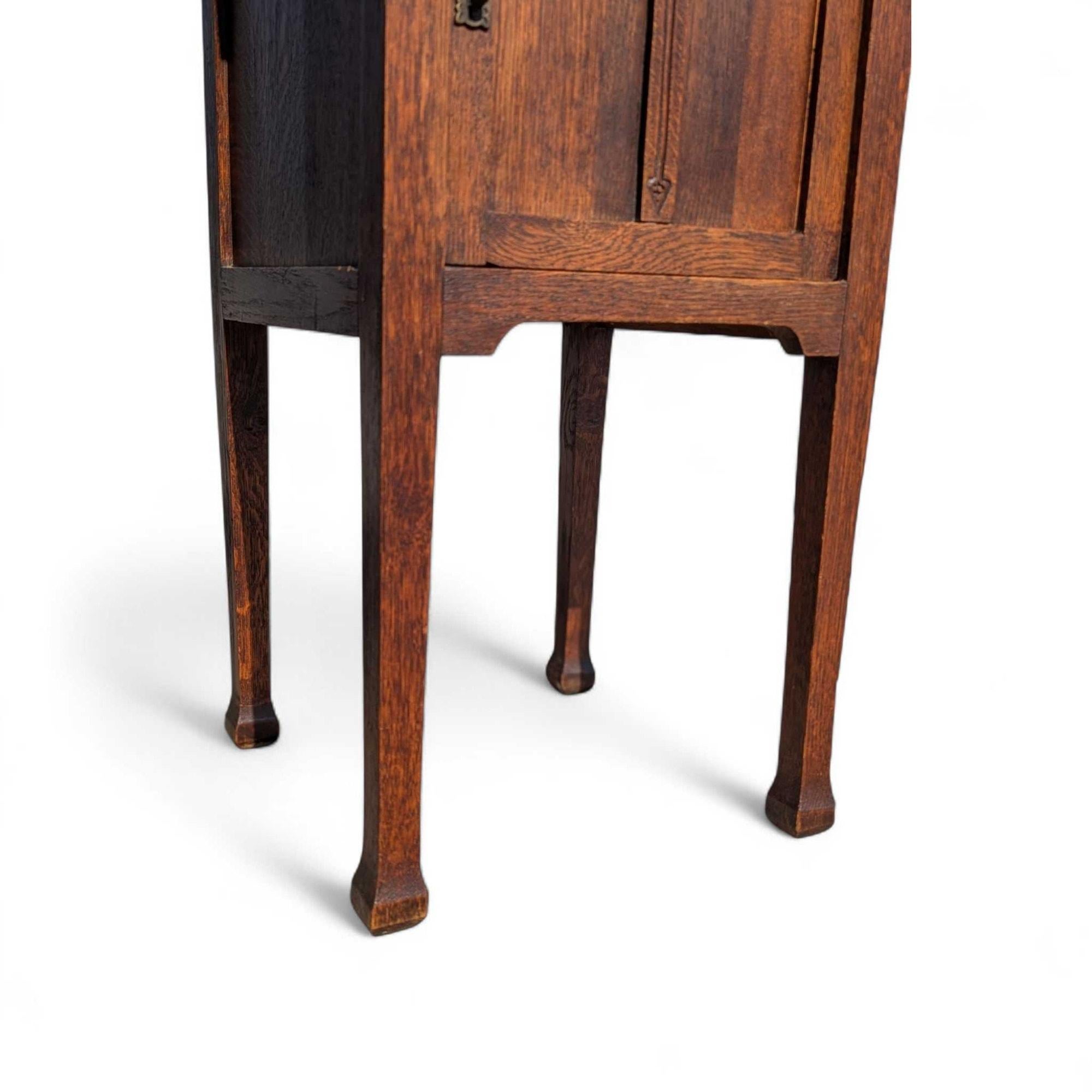 Antique French Oak and Marble Nightstands, Early 20th Century, Pair en vente 1