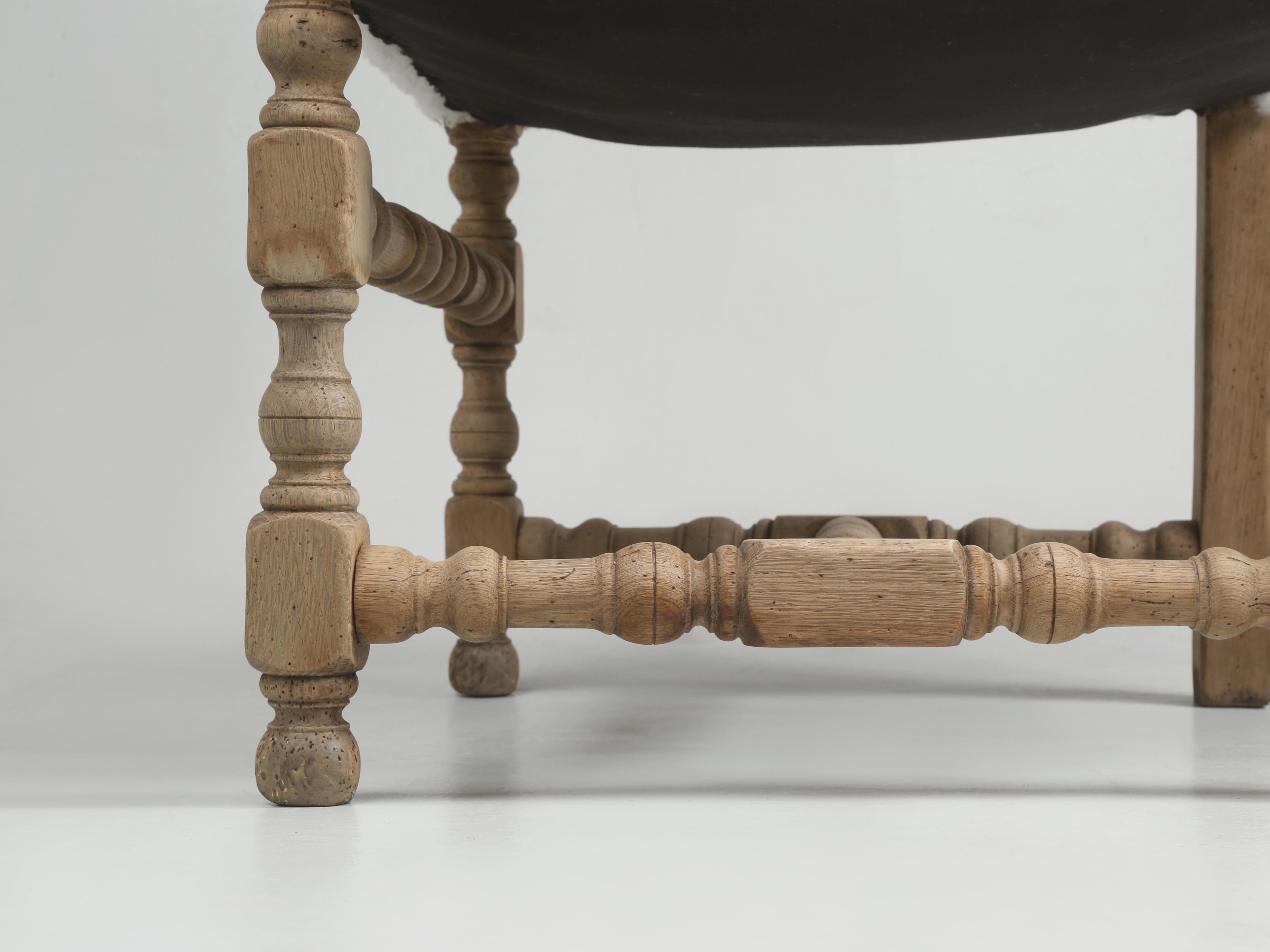 Antique French Oak Poltrona imbottita in shearling adeguatamente restaurata del 1800 in vendita 2