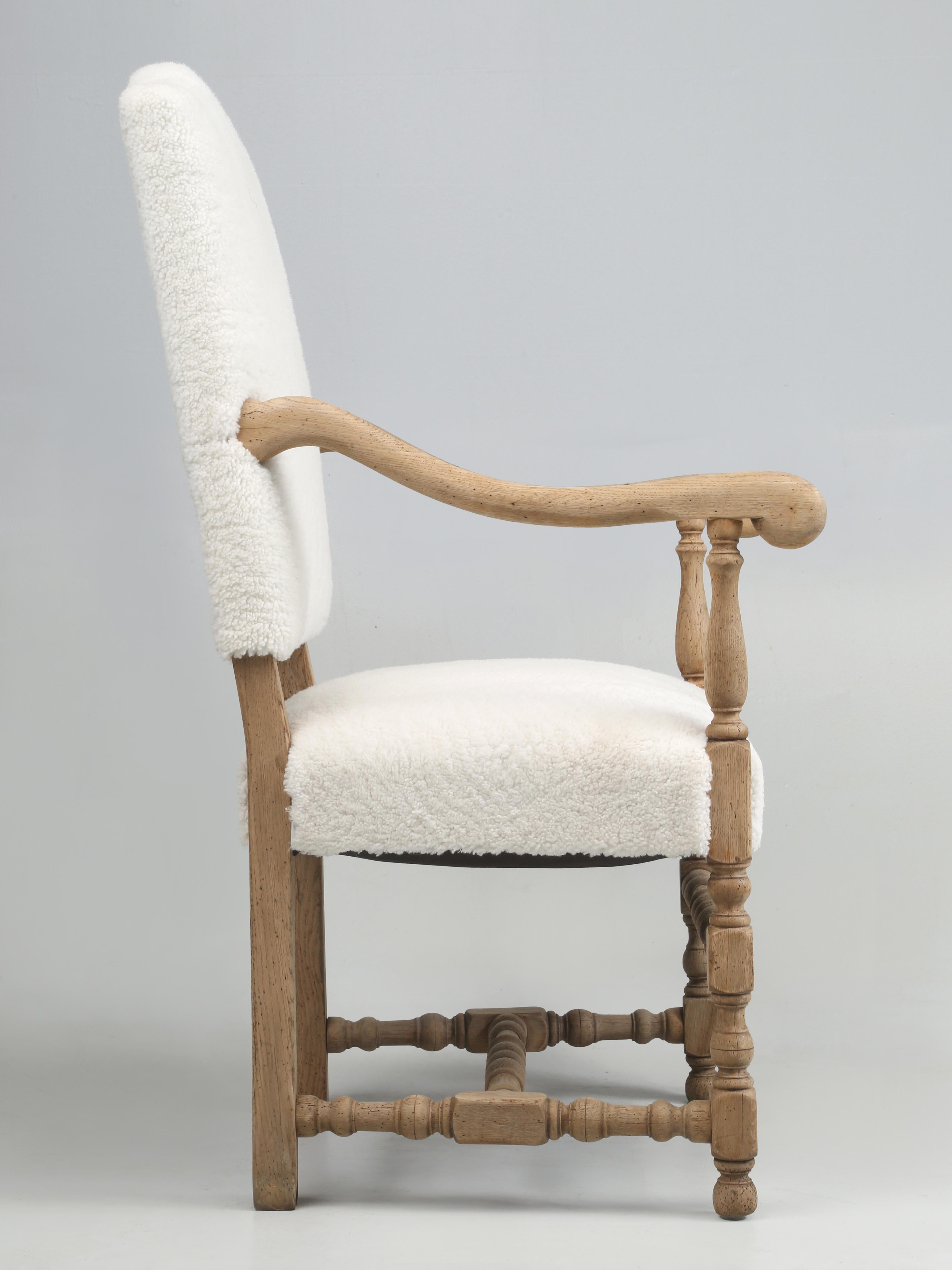 Antique French Oak Poltrona imbottita in shearling adeguatamente restaurata del 1800 in vendita 3