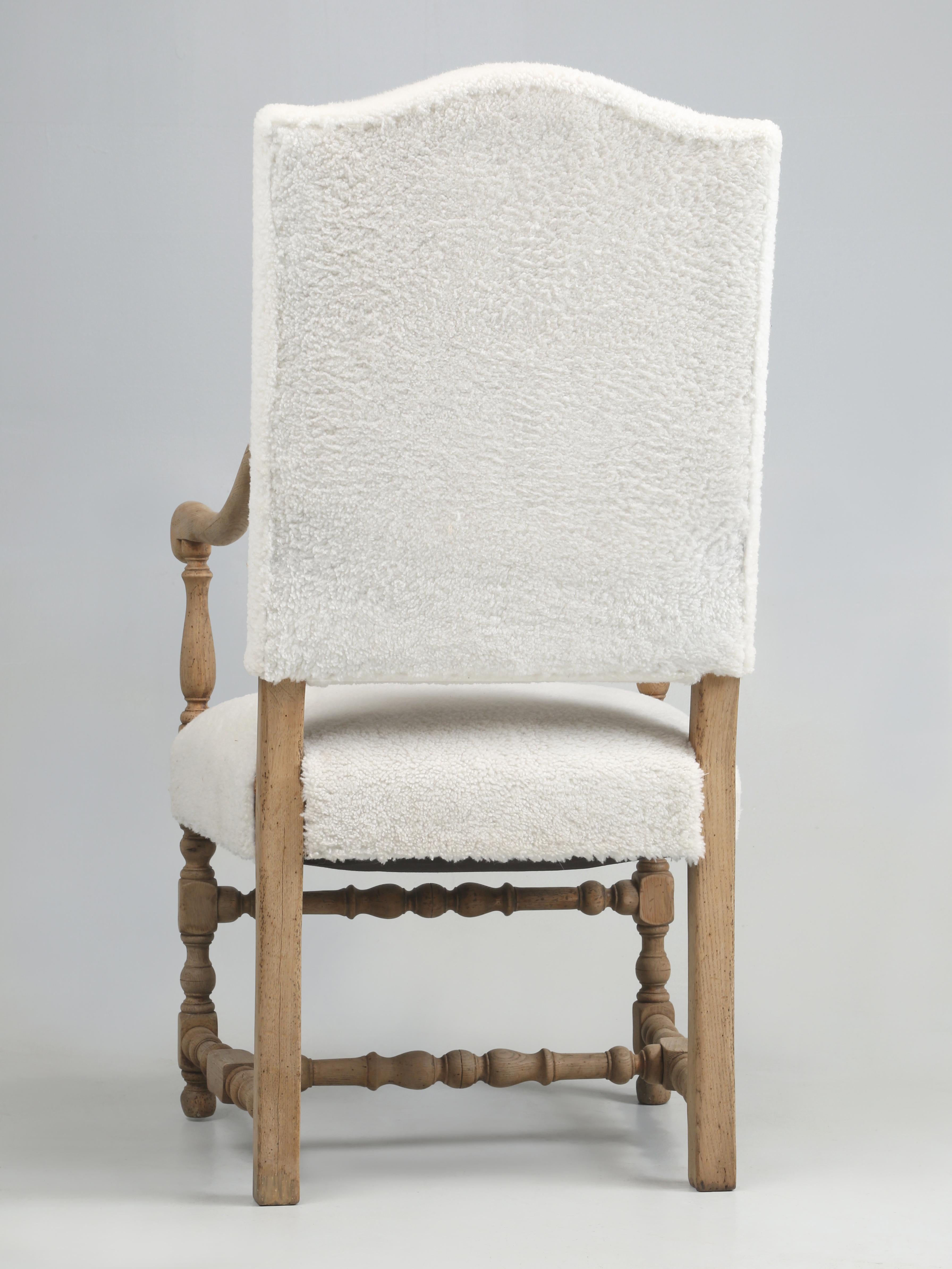 Antique French Oak Poltrona imbottita in shearling adeguatamente restaurata del 1800 in vendita 4