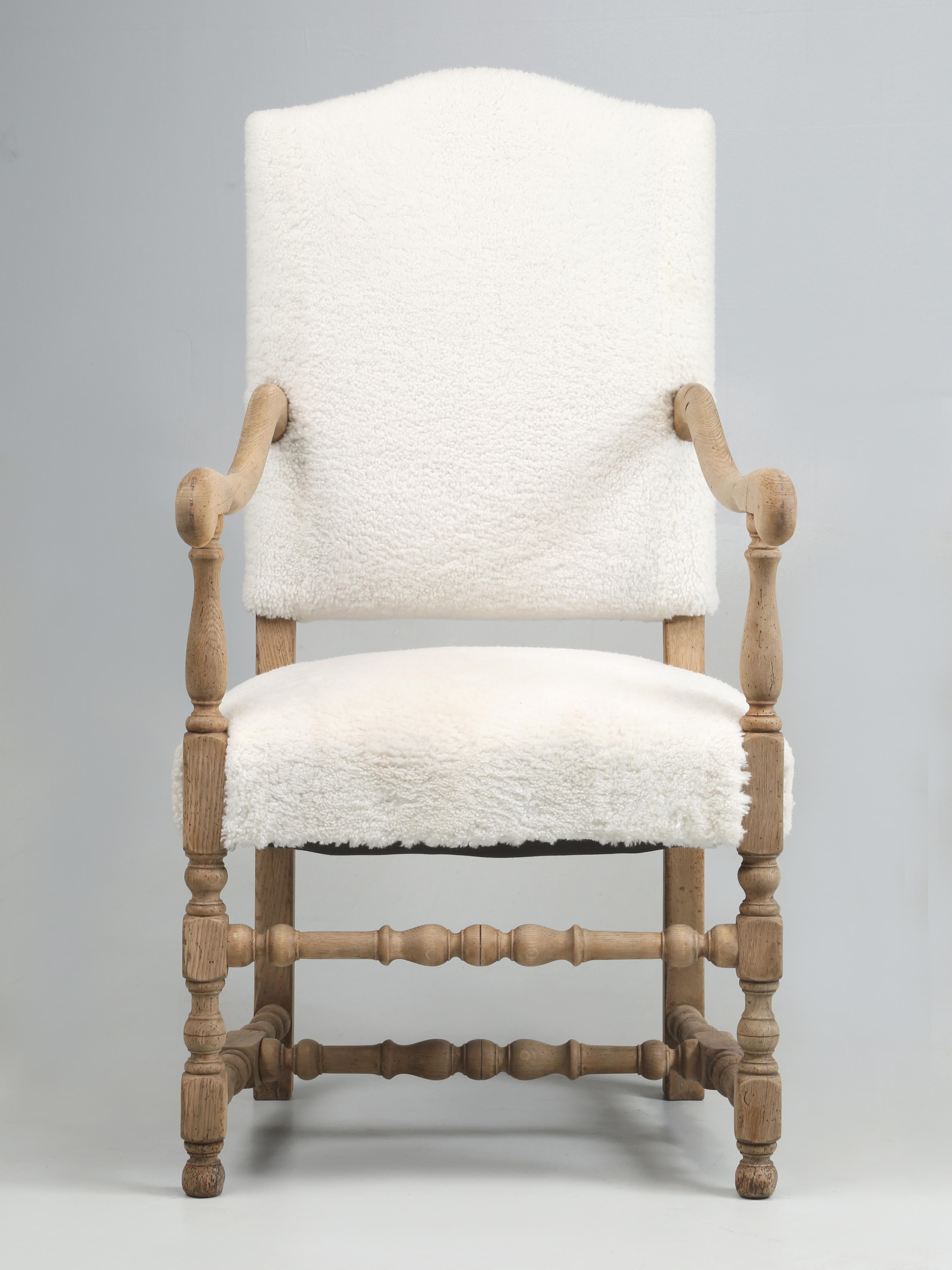 Poltrona Antique French Rivestita in vero Shearling. La poltrona è stata realizzata in stile Luigi XIII ed è stata completamente e adeguatamente restaurata a partire dalla struttura in legno nudo. Attualmente abbiamo diverse poltrone francesi