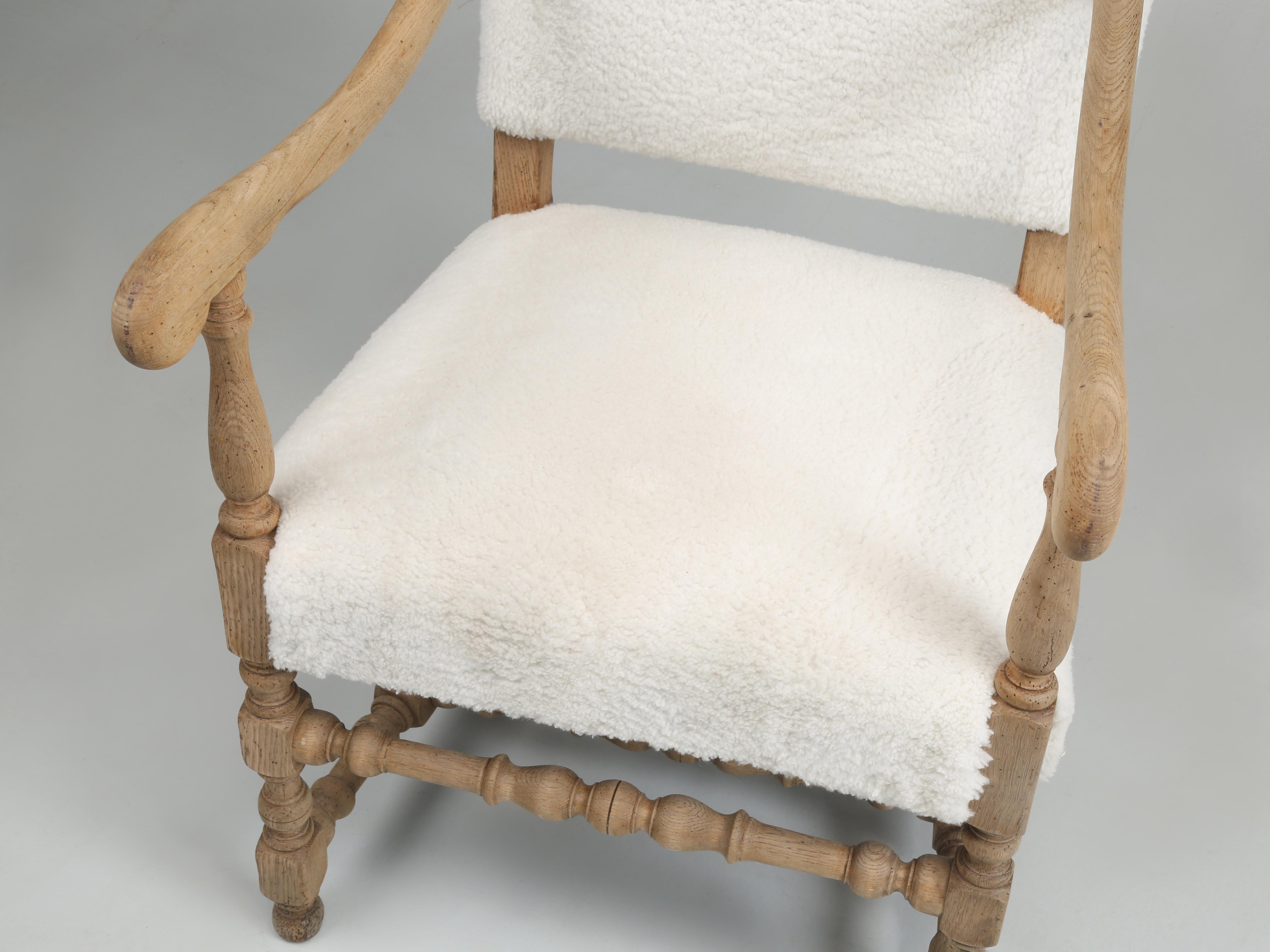 Francese Antique French Oak Poltrona imbottita in shearling adeguatamente restaurata del 1800 in vendita