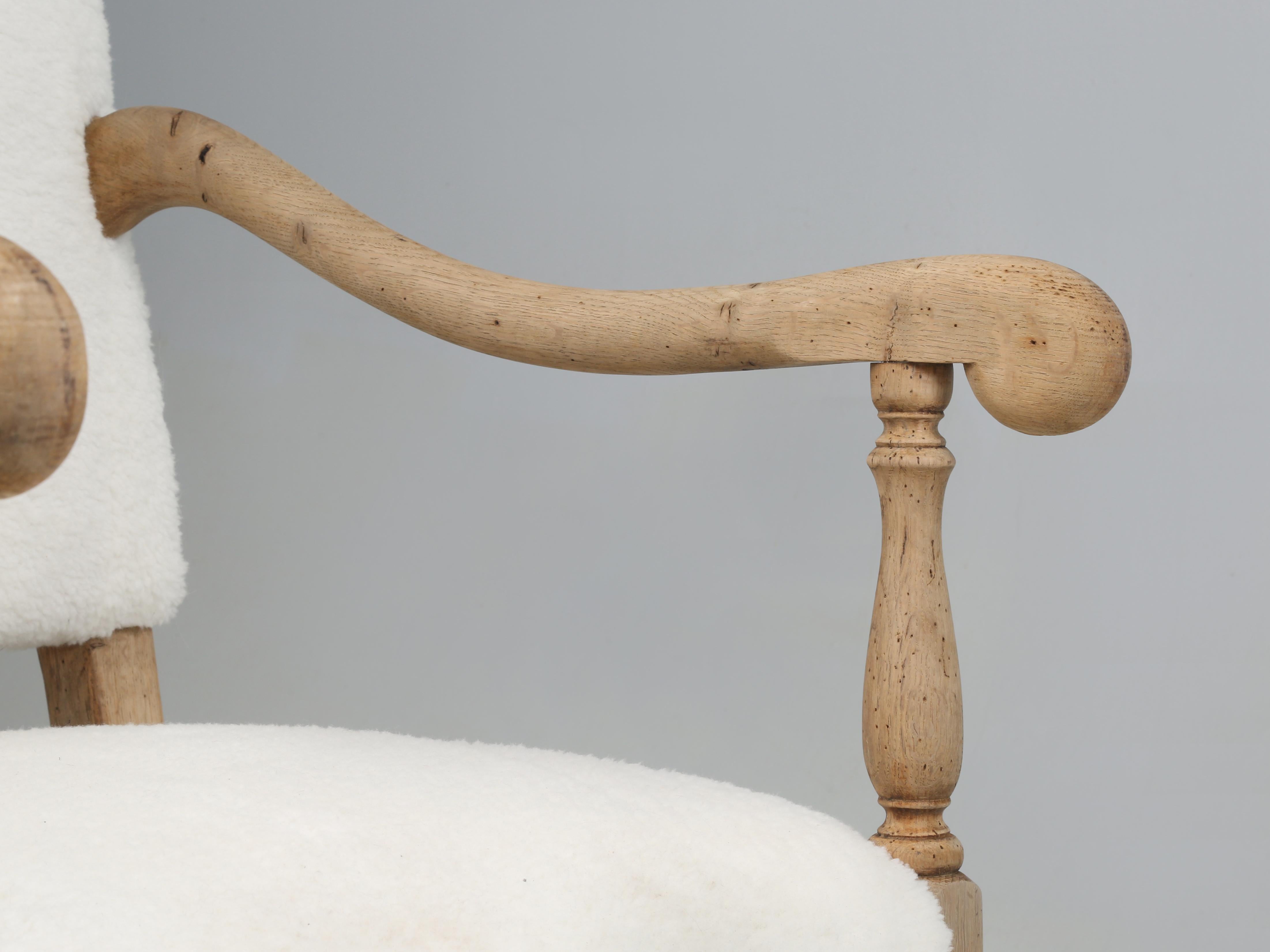Intagliato a mano Antique French Oak Poltrona imbottita in shearling adeguatamente restaurata del 1800 in vendita