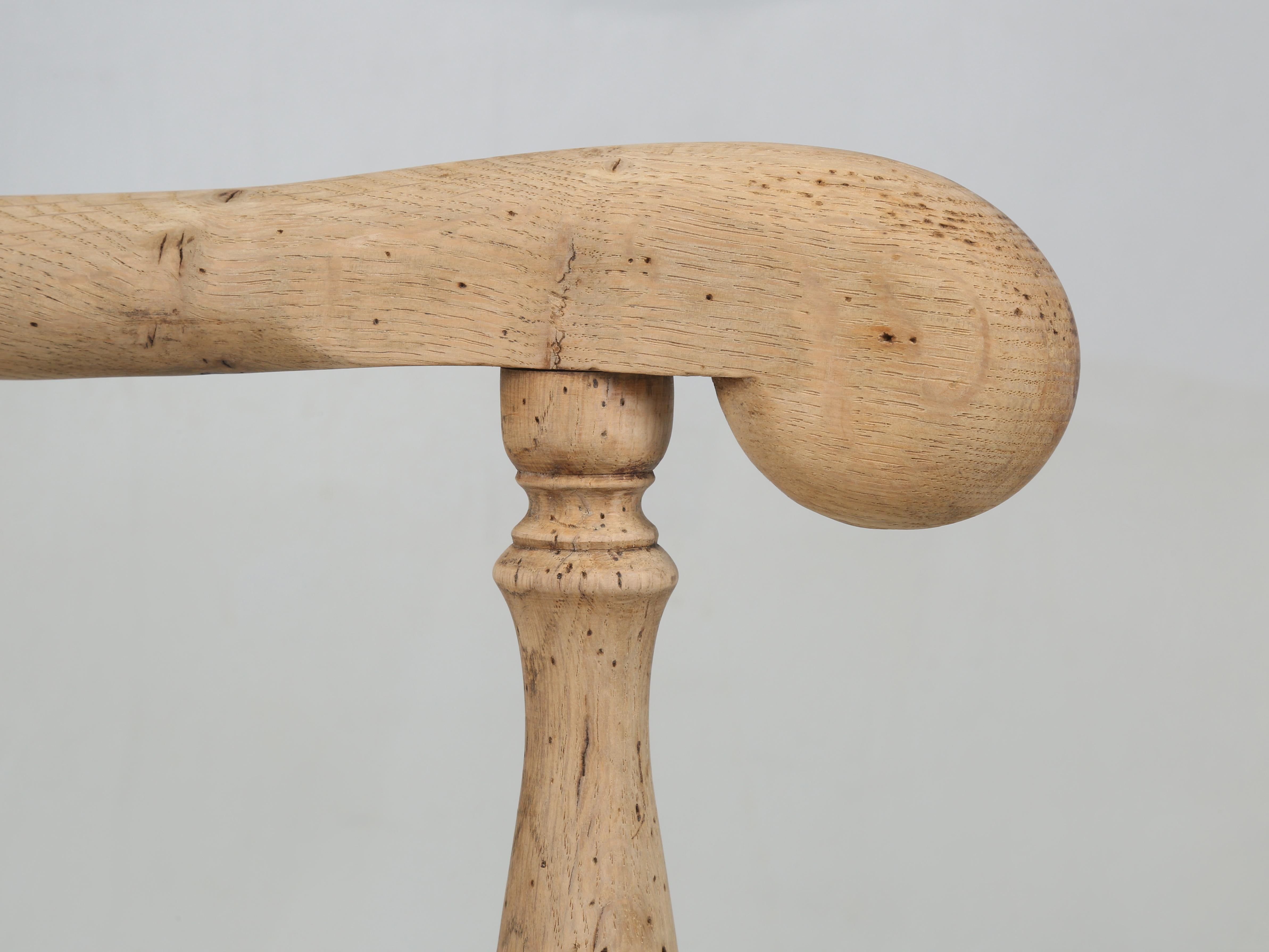 Antique French Oak Poltrona imbottita in shearling adeguatamente restaurata del 1800 In condizioni buone in vendita a Chicago, IL