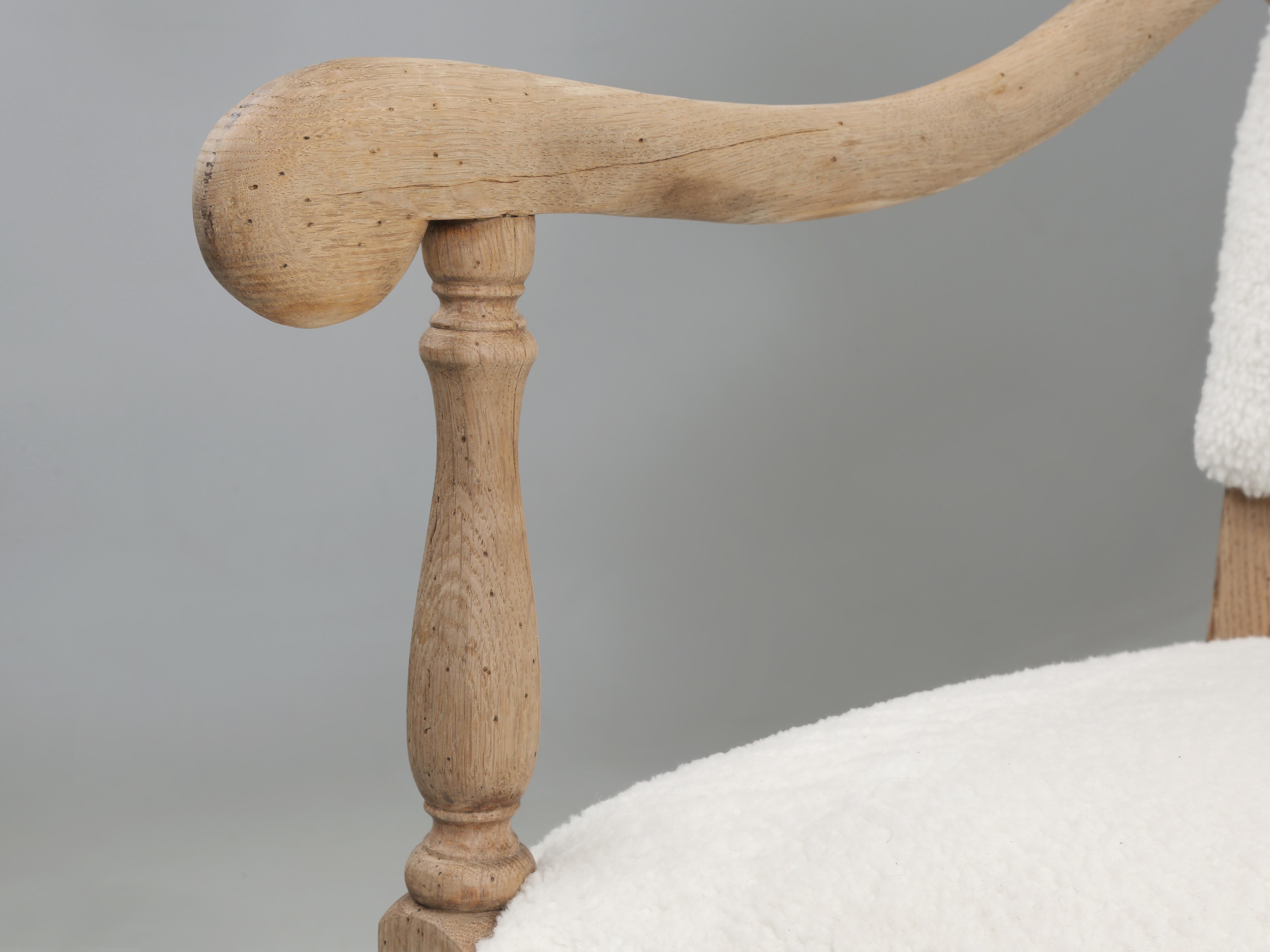 Fine XIX secolo Antique French Oak Poltrona imbottita in shearling adeguatamente restaurata del 1800 in vendita