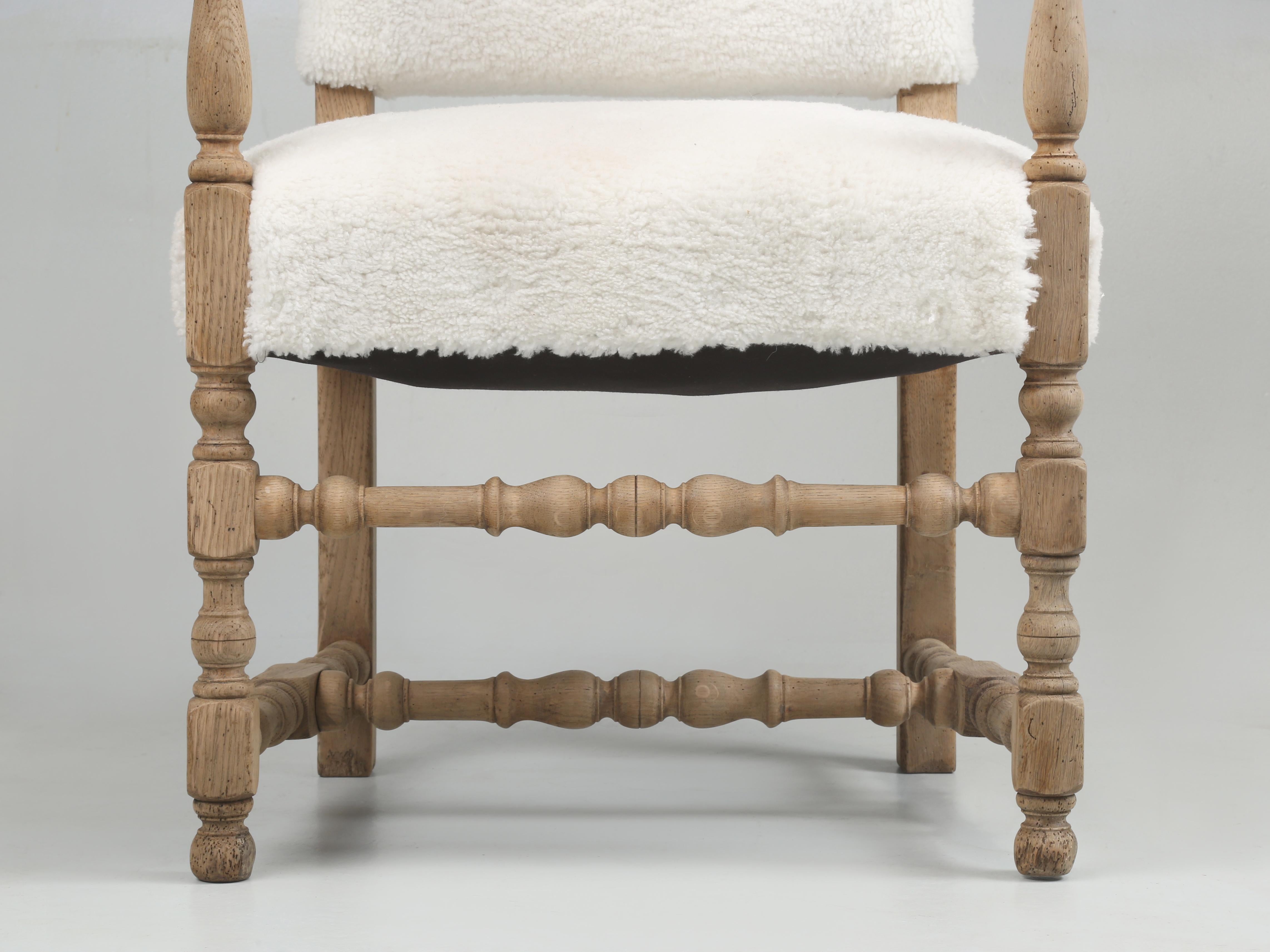 Montone Antique French Oak Poltrona imbottita in shearling adeguatamente restaurata del 1800 in vendita