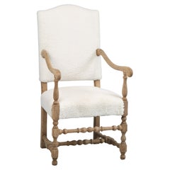 Antique French Oak Poltrona imbottita in shearling adeguatamente restaurata del 1800