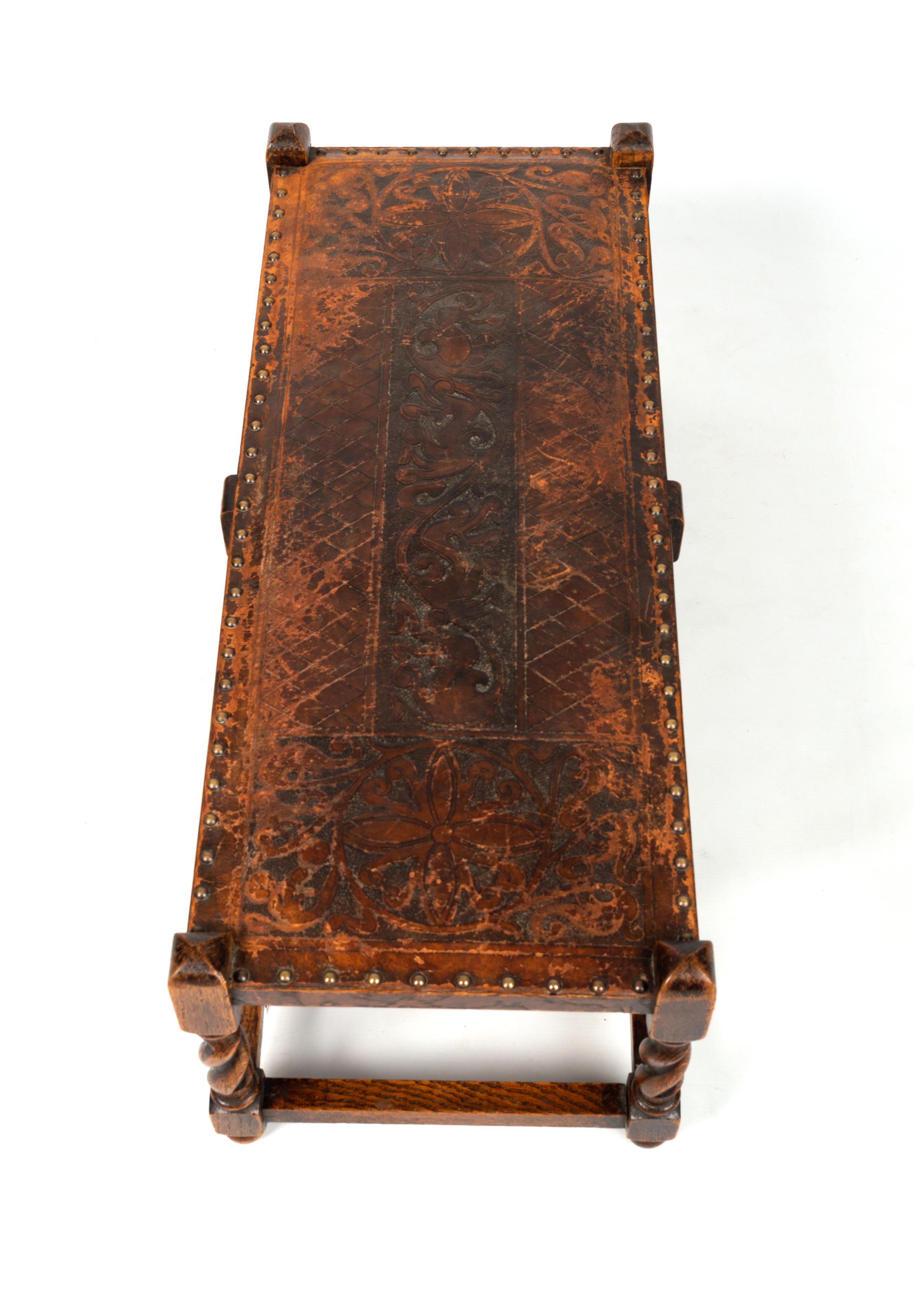 Jacobéen Ancien banc en chêne français à torsion d'orge, assise ottomane en cuir embossé, vers 1900 en vente