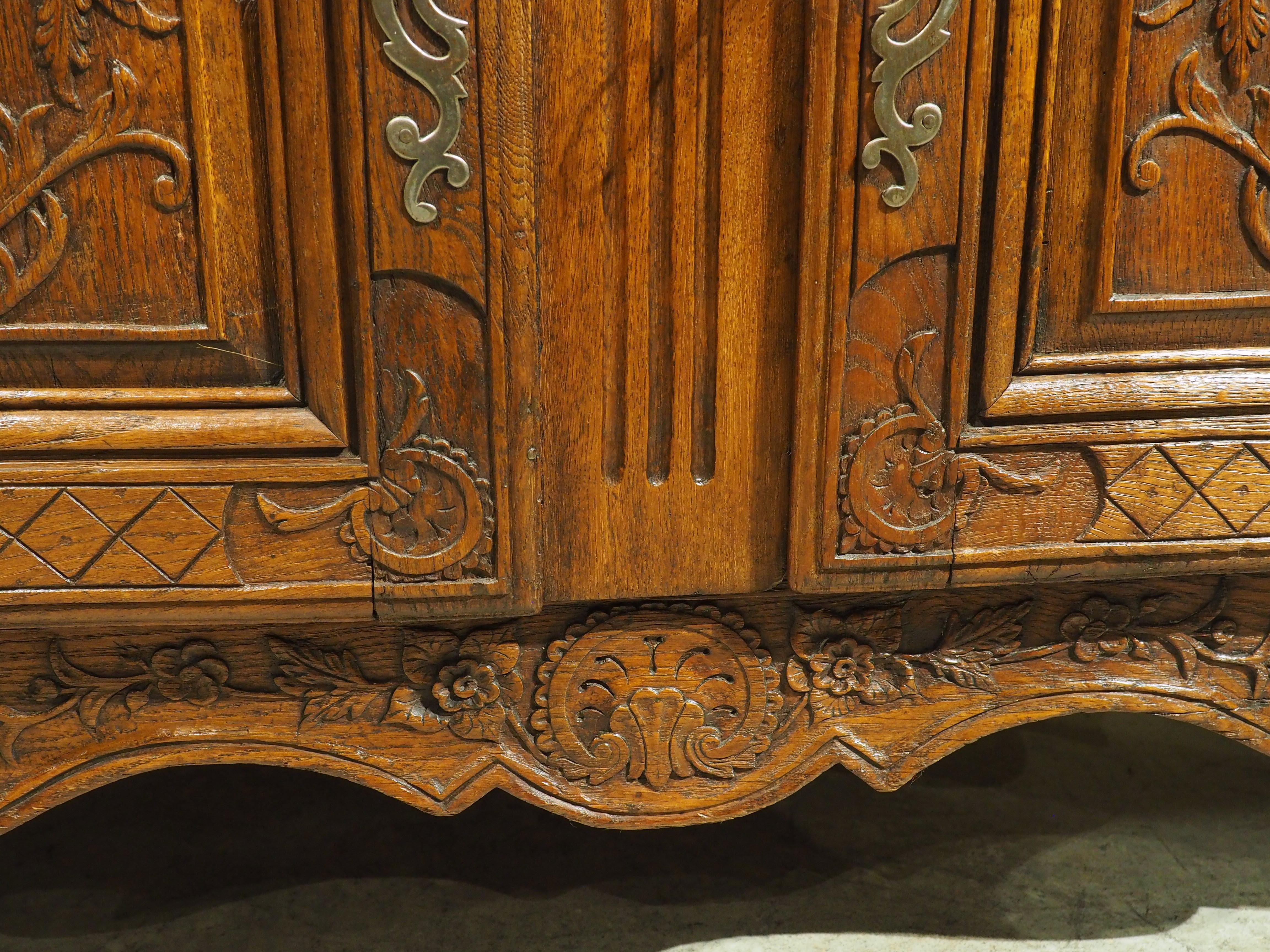 Buffet français ancien en chêne avec quincaillerie en acier de Normandie, France, vers 1830 en vente 3