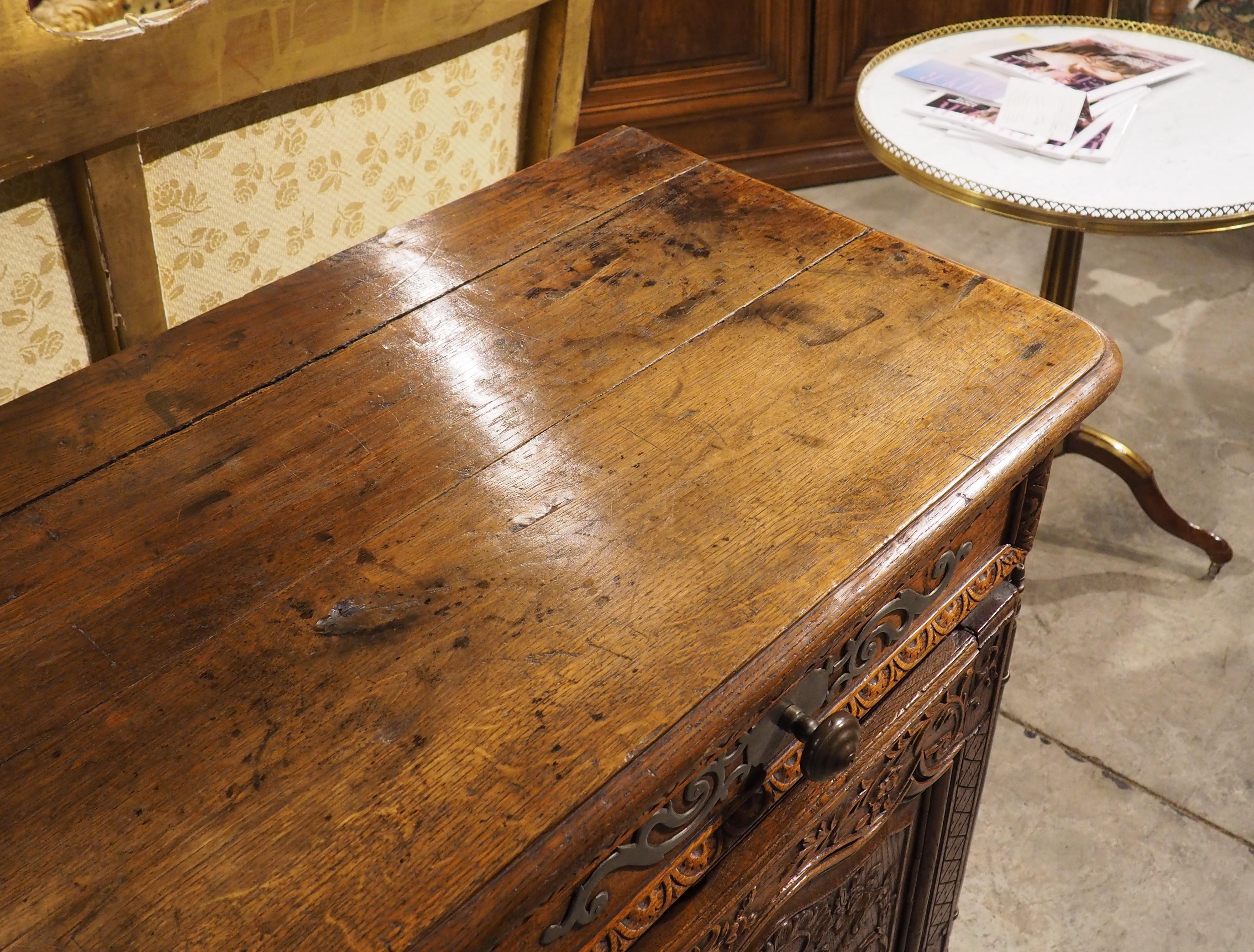 Buffet français ancien en chêne avec quincaillerie en acier de Normandie, France, vers 1830 en vente 4