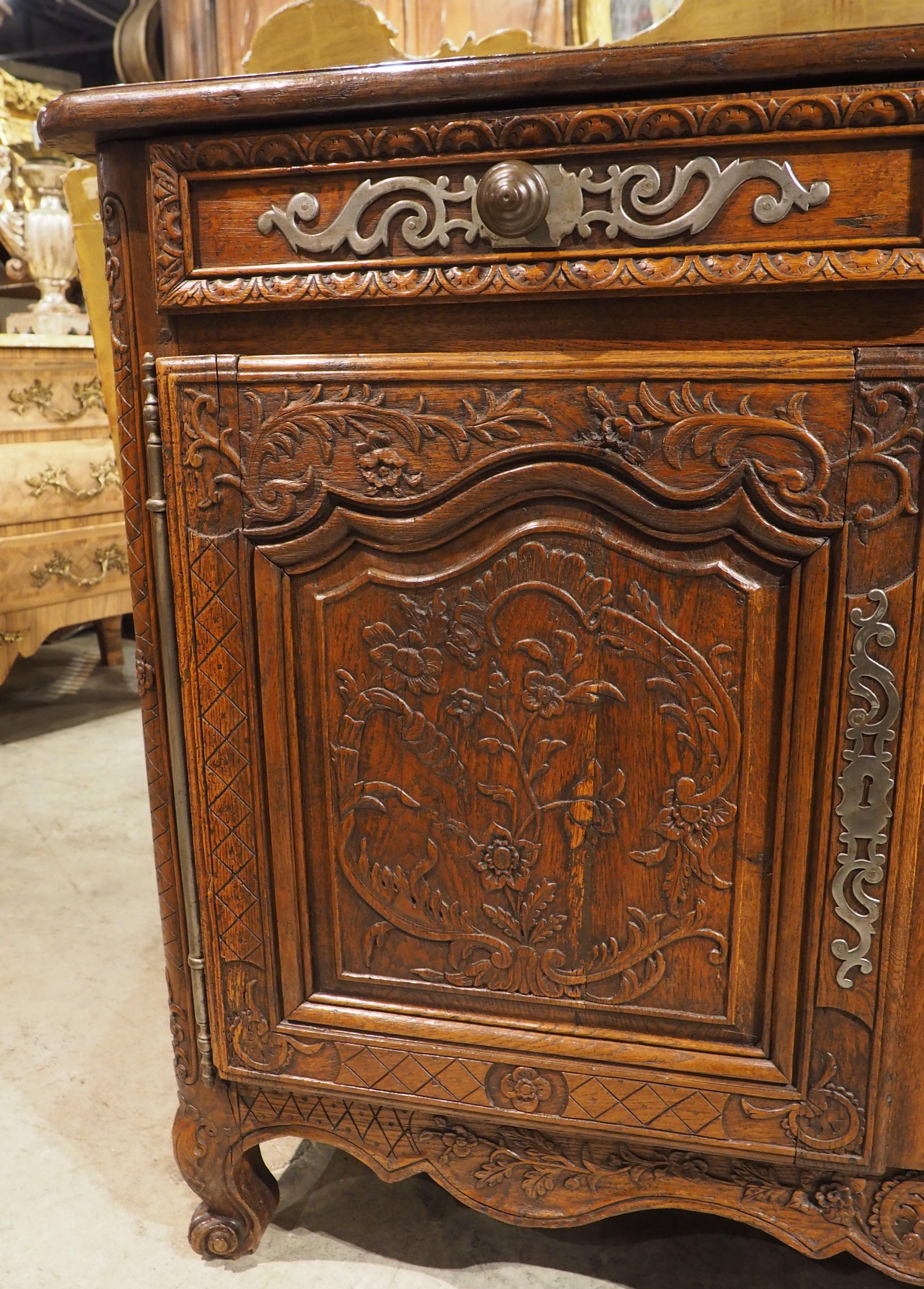 Buffet français ancien en chêne avec quincaillerie en acier de Normandie, France, vers 1830 en vente 5