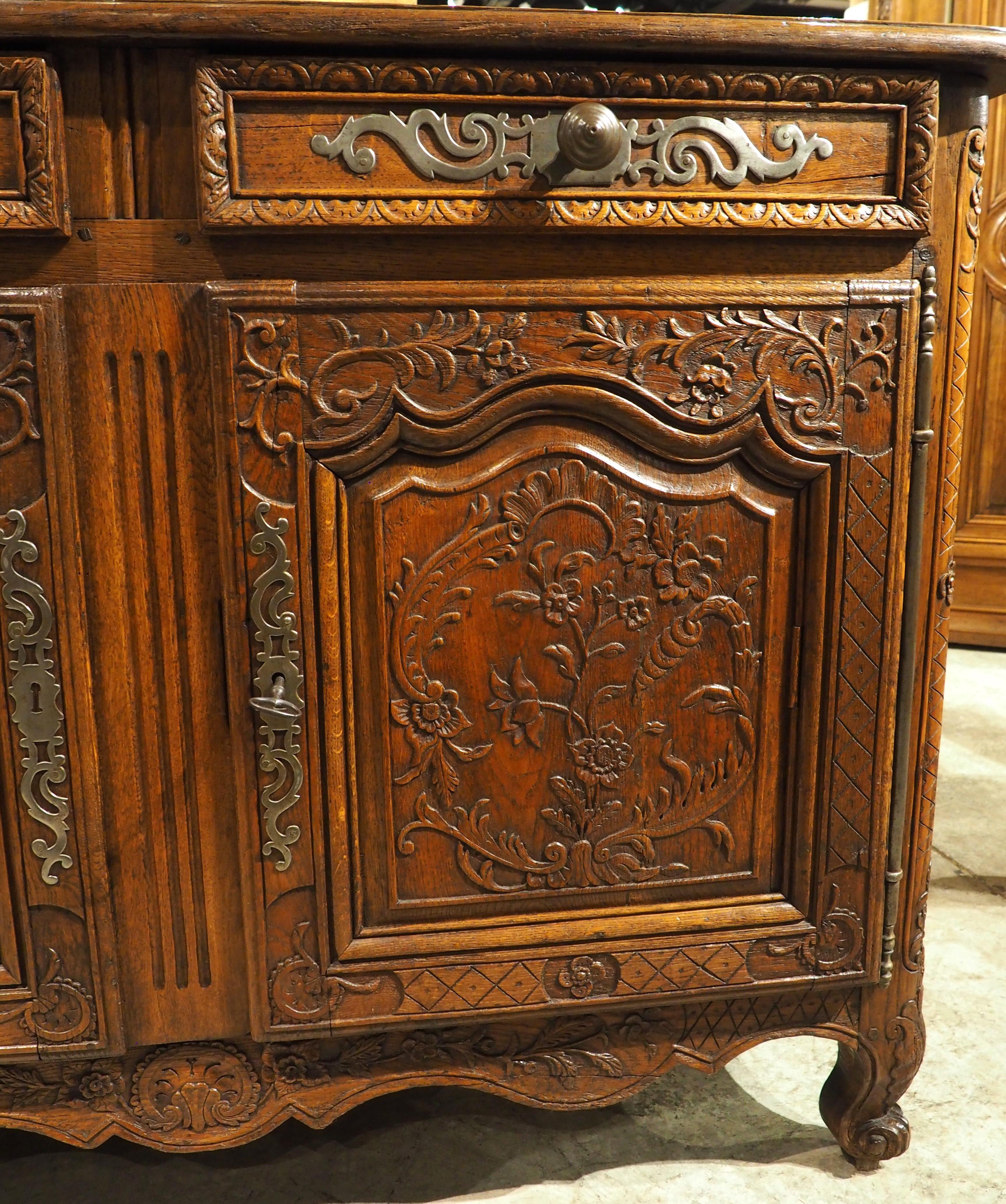 Buffet français ancien en chêne avec quincaillerie en acier de Normandie, France, vers 1830 en vente 9