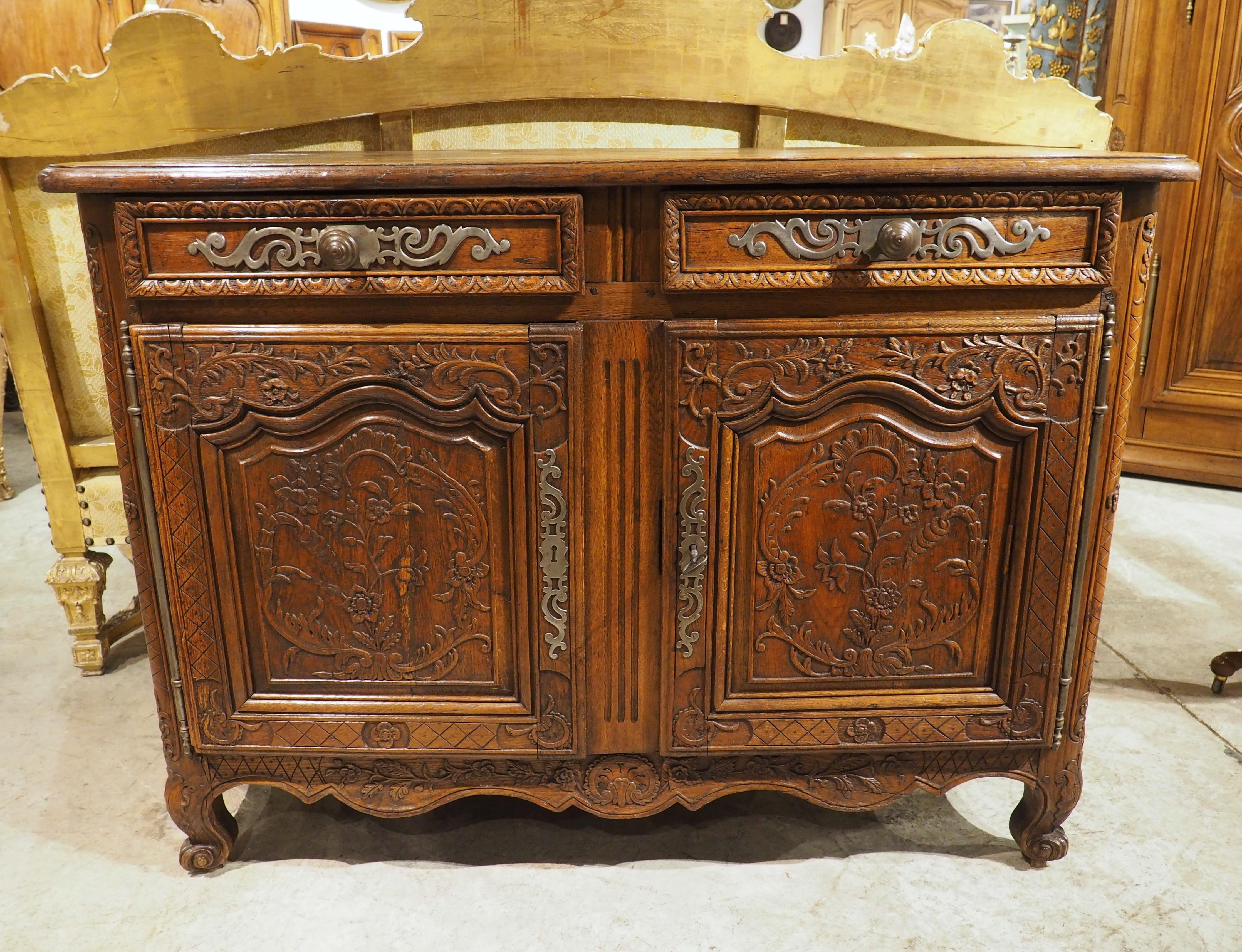 Buffet français ancien en chêne avec quincaillerie en acier de Normandie, France, vers 1830 en vente 12