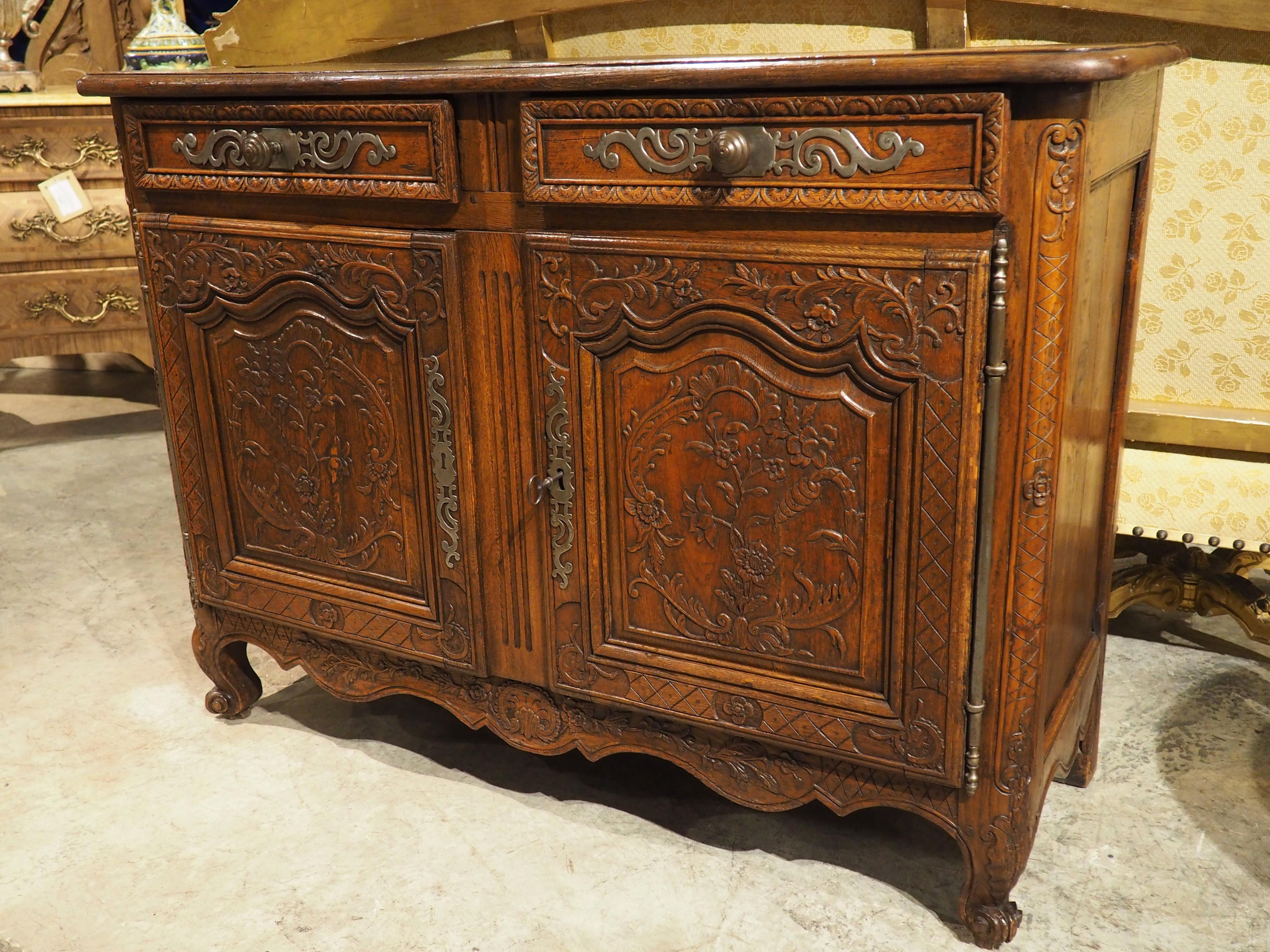 Français Buffet français ancien en chêne avec quincaillerie en acier de Normandie, France, vers 1830 en vente