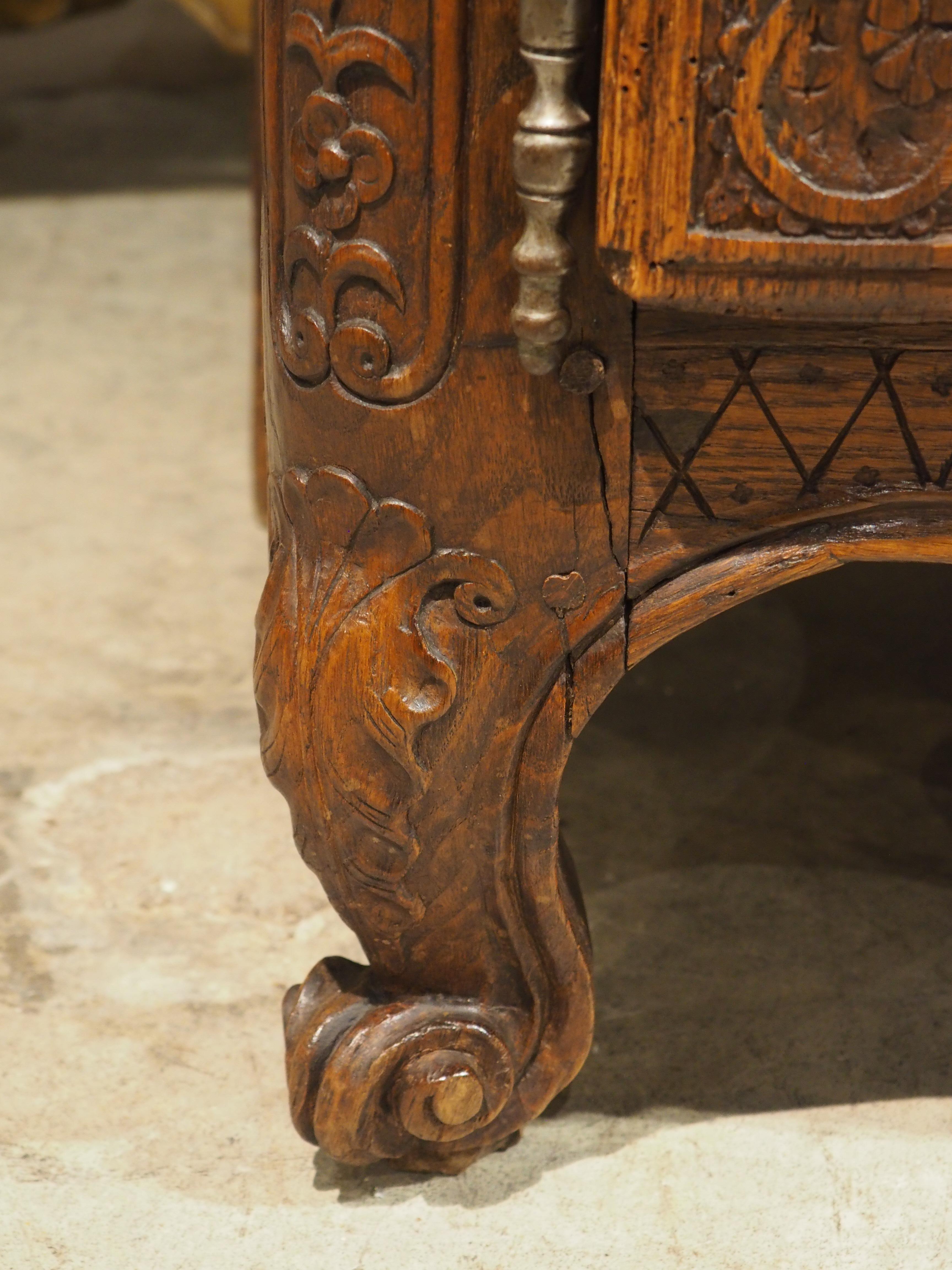 Buffet français ancien en chêne avec quincaillerie en acier de Normandie, France, vers 1830 Bon état - En vente à Dallas, TX