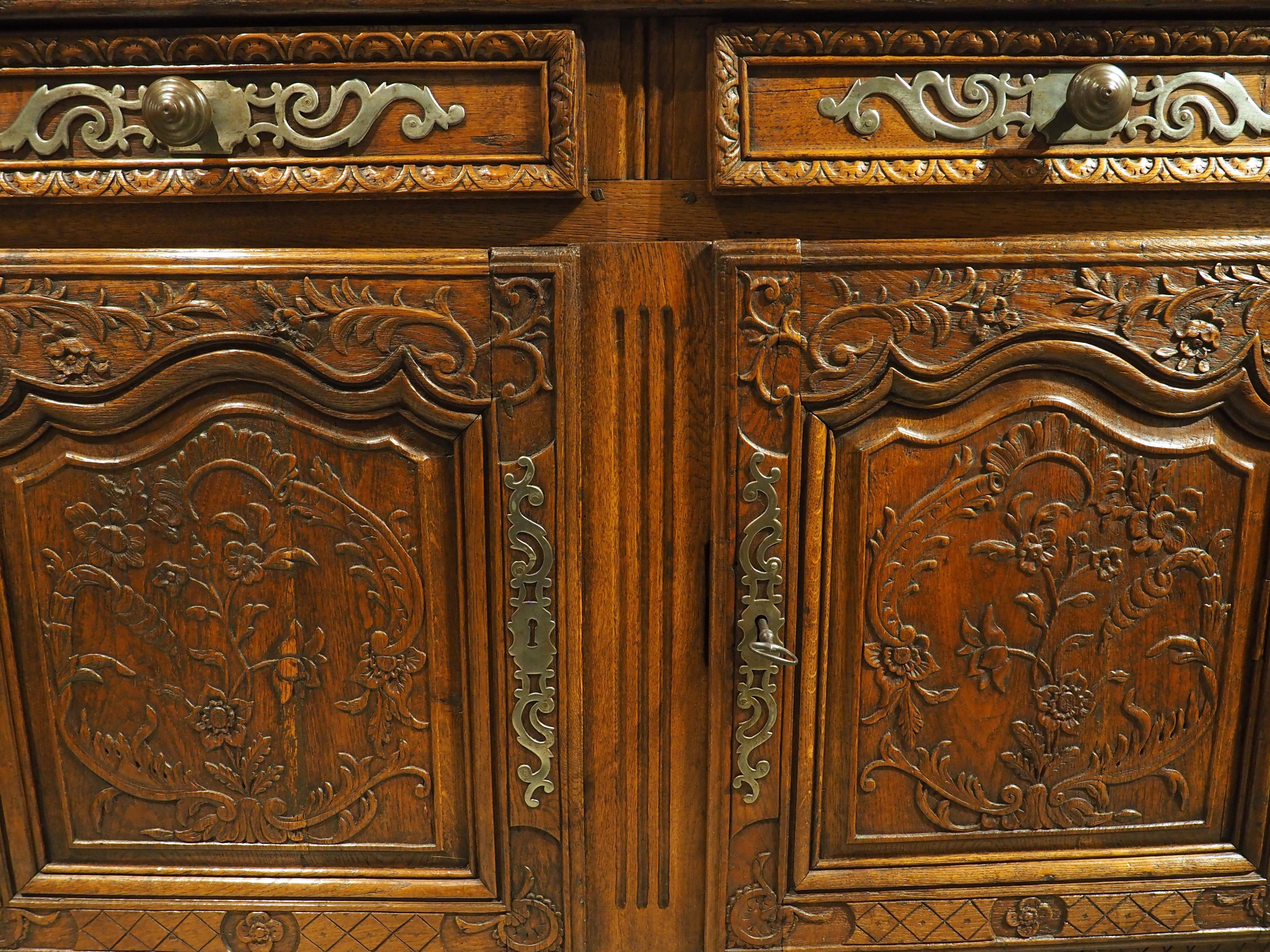XIXe siècle Buffet français ancien en chêne avec quincaillerie en acier de Normandie, France, vers 1830 en vente