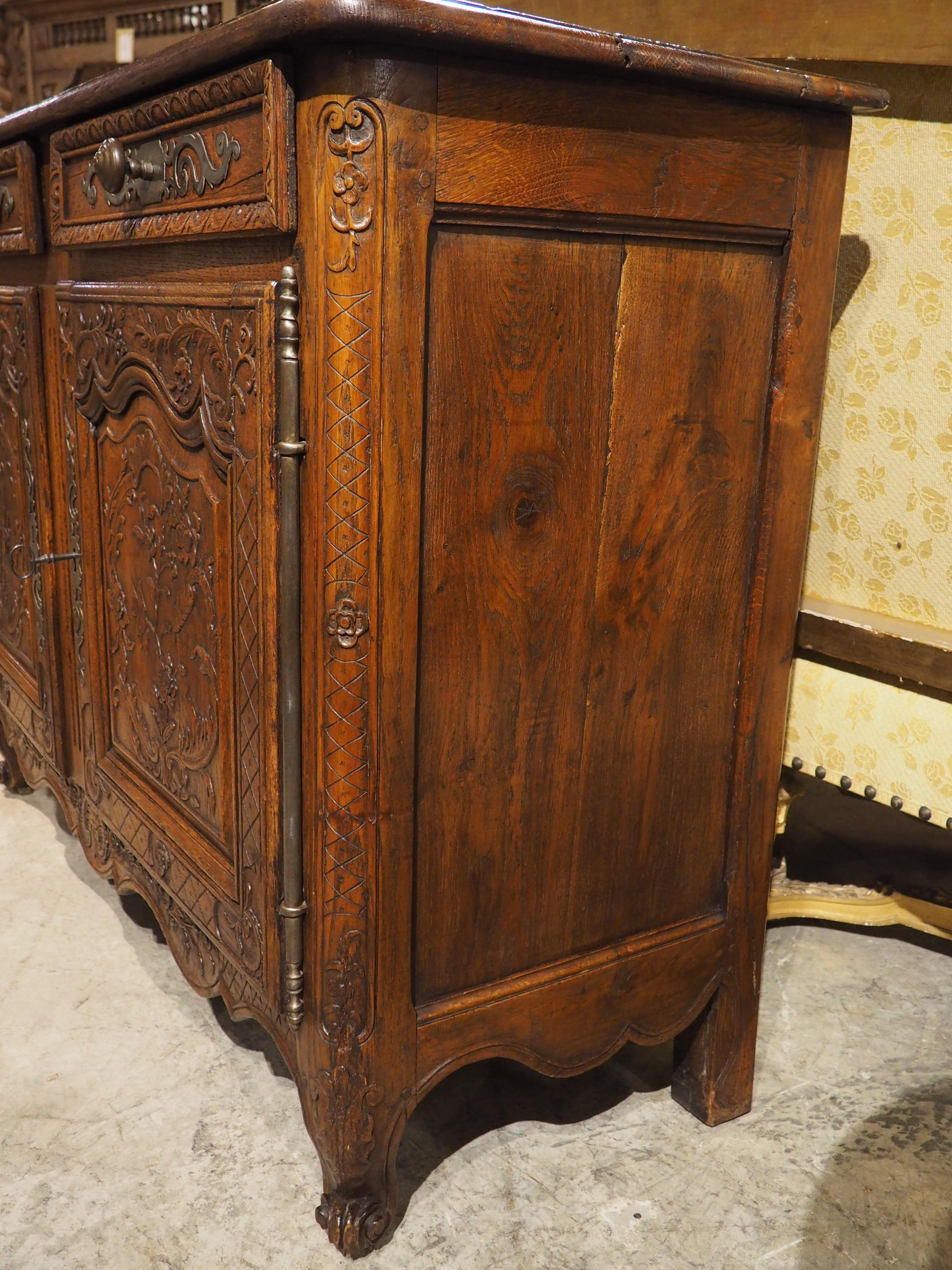 Métal Buffet français ancien en chêne avec quincaillerie en acier de Normandie, France, vers 1830 en vente