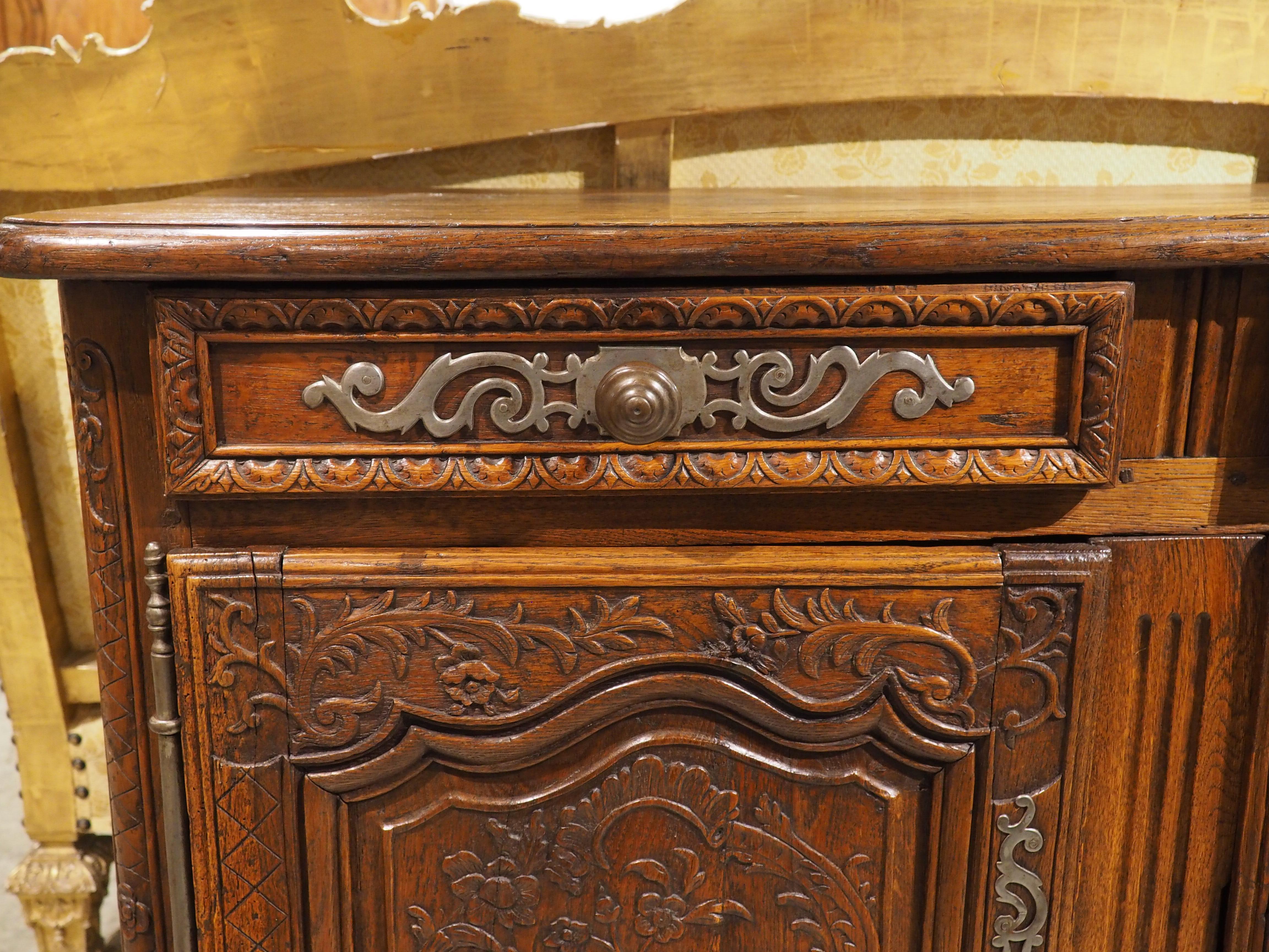 Buffet français ancien en chêne avec quincaillerie en acier de Normandie, France, vers 1830 en vente 2