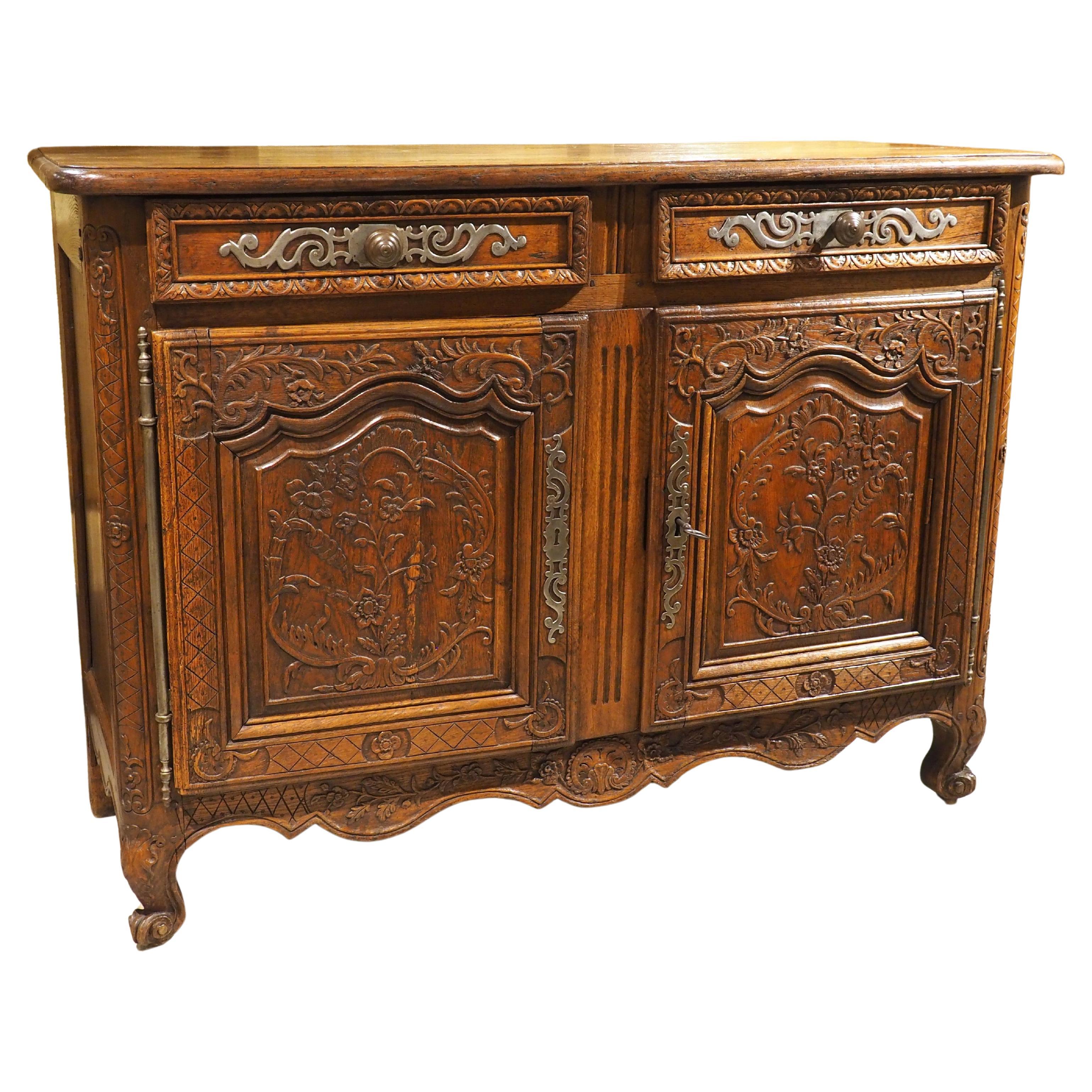 Buffet français ancien en chêne avec quincaillerie en acier de Normandie, France, vers 1830 en vente