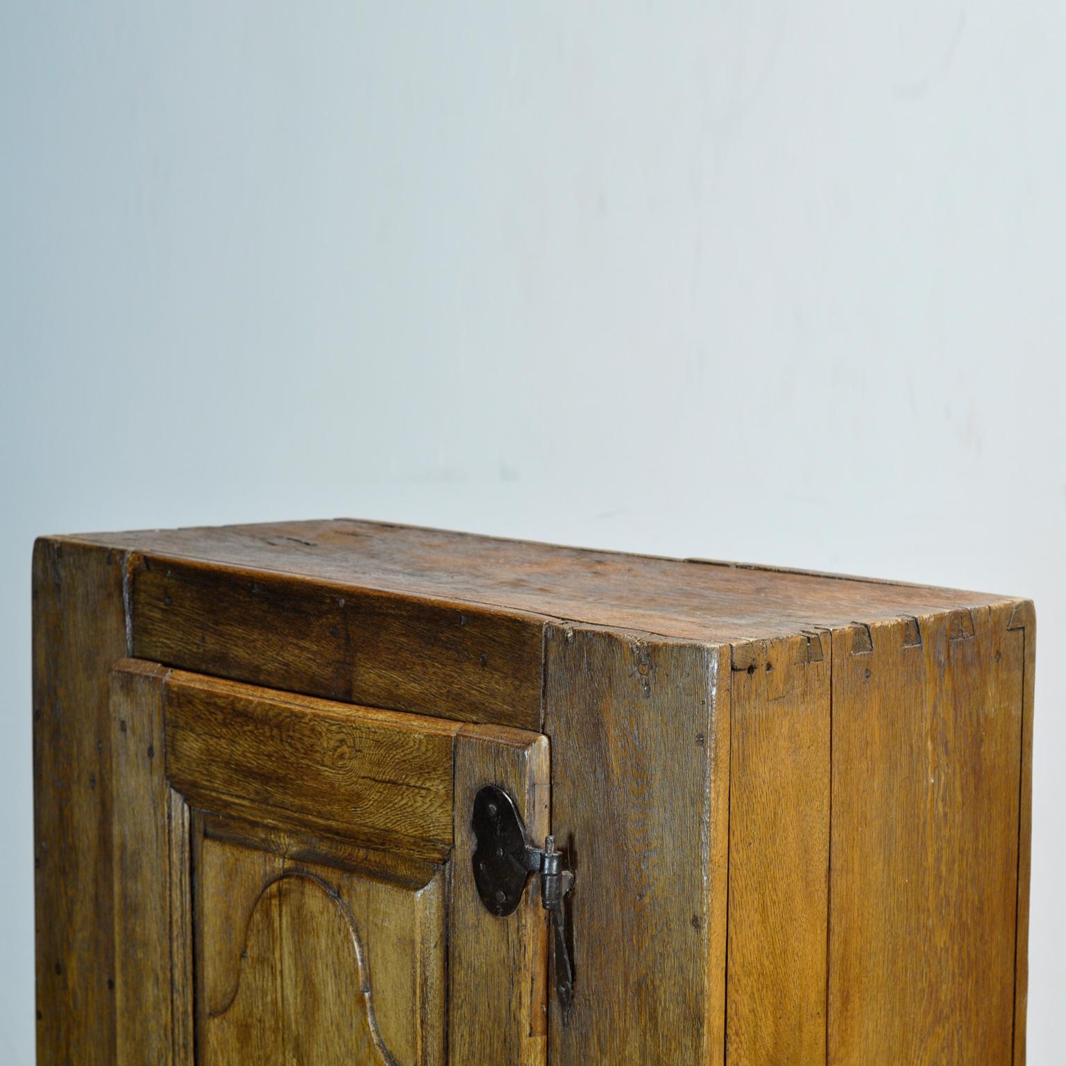 Antique French oak cabinet, circa 1820 For Sale 7