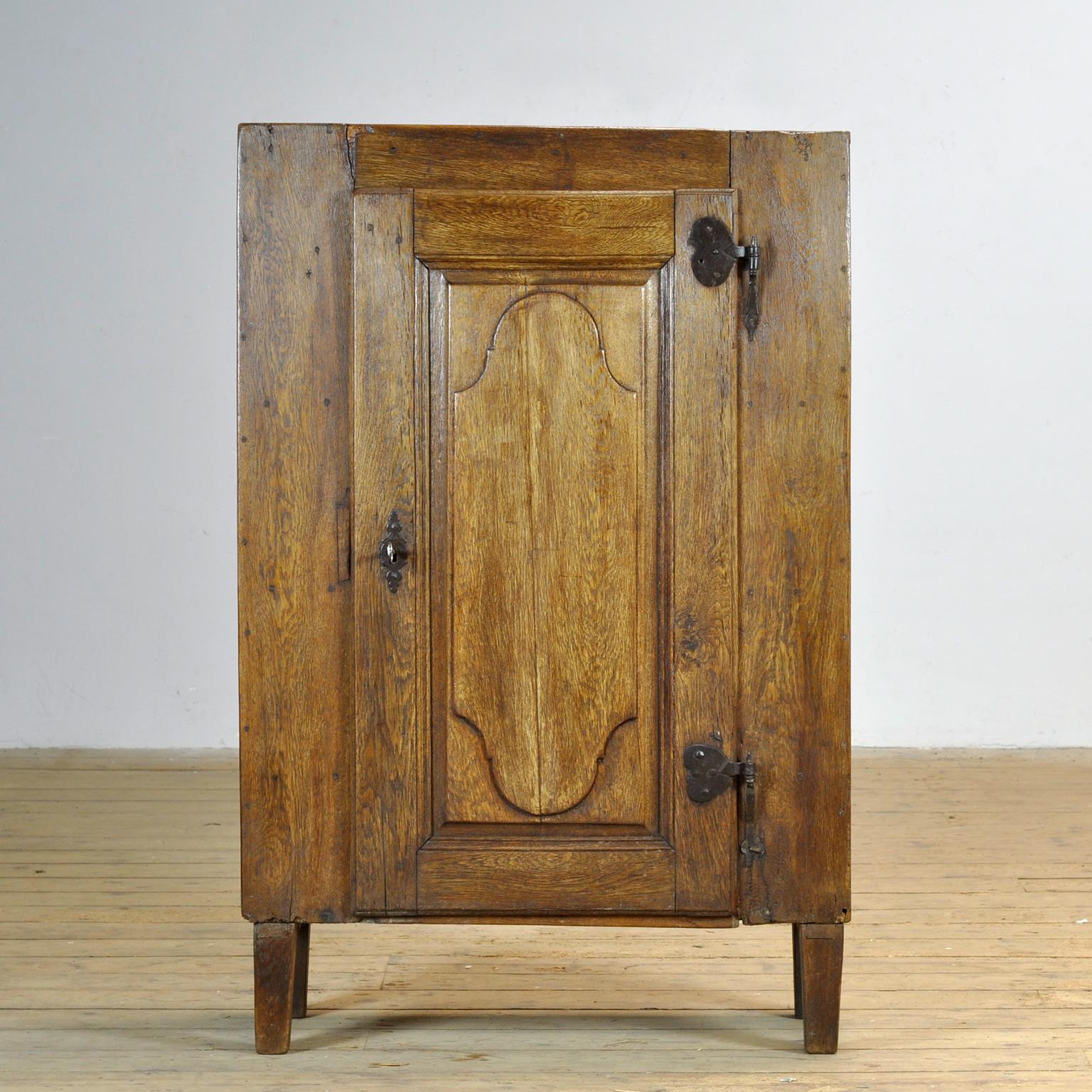 Antique French cabinet from the early 19th century with a rich golden colour and patina. In beautiful original condition and with original back walls. With the original hand-forged locks and hinges.