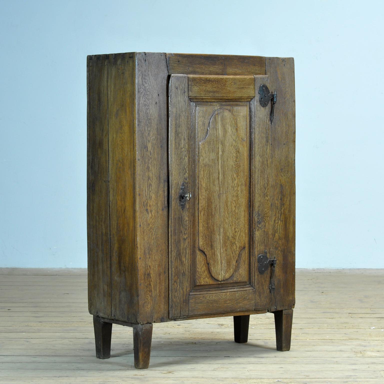 Antique French oak cabinet, circa 1820 In Good Condition For Sale In Amsterdam, Noord Holland