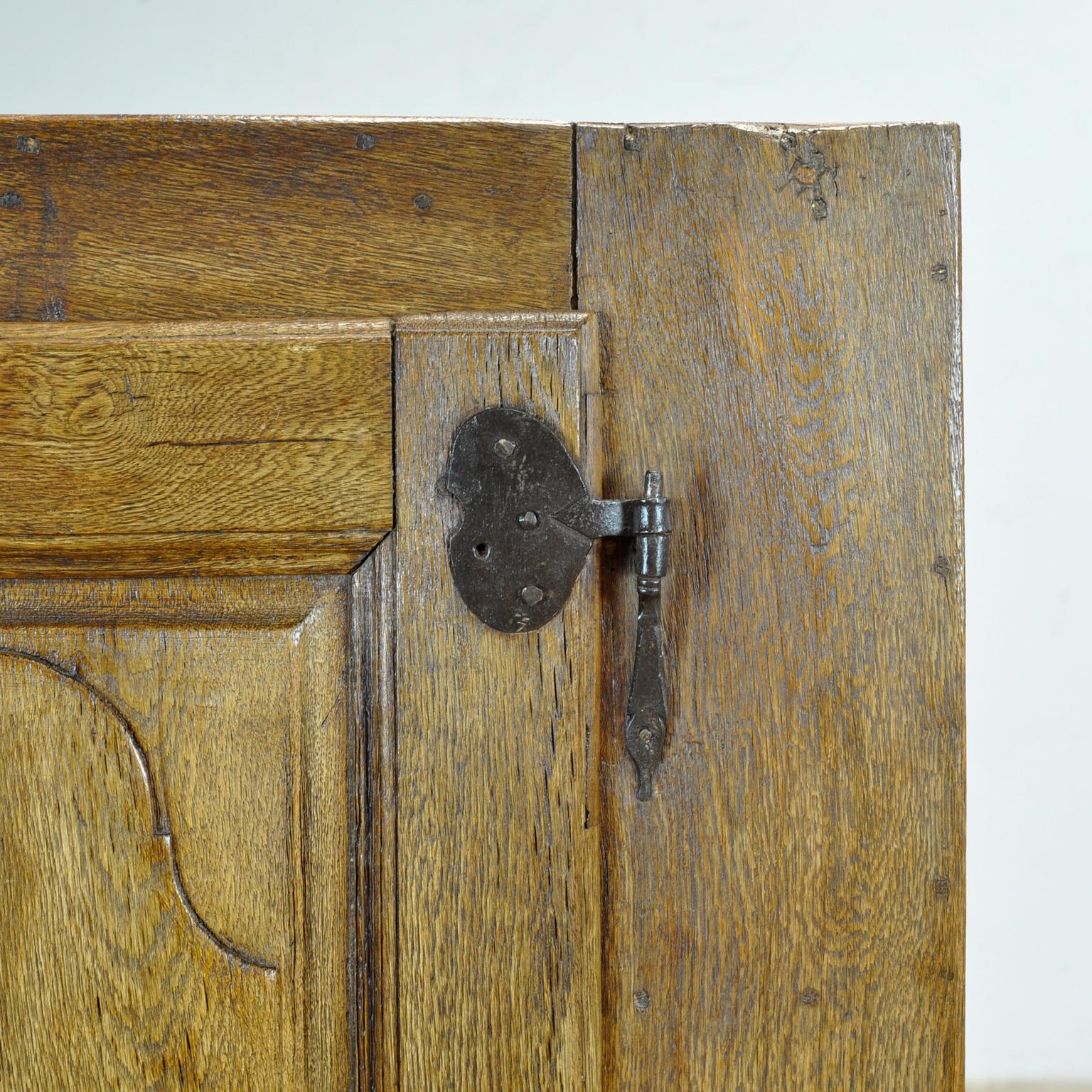 Antique French oak cabinet, circa 1820 For Sale 1
