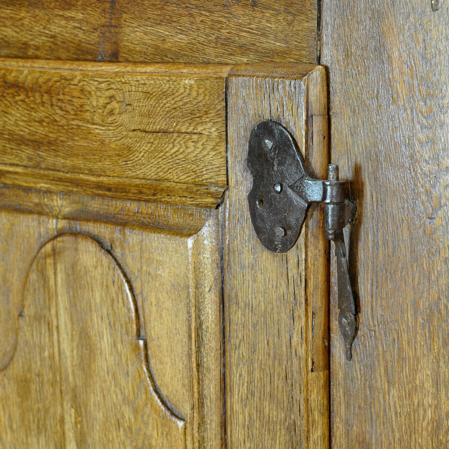 Antique French oak cabinet, circa 1820 For Sale 2