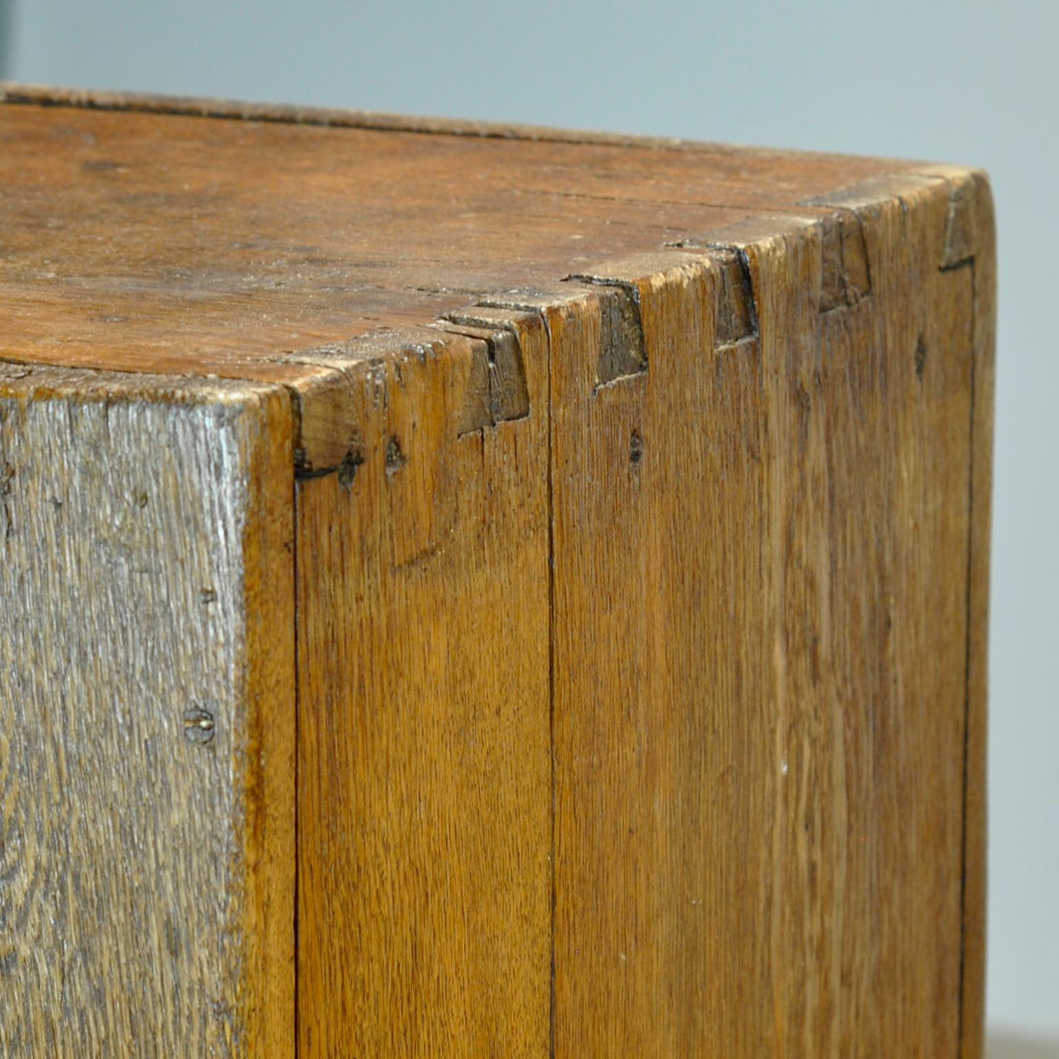 Antique French oak cabinet, circa 1820 For Sale 3