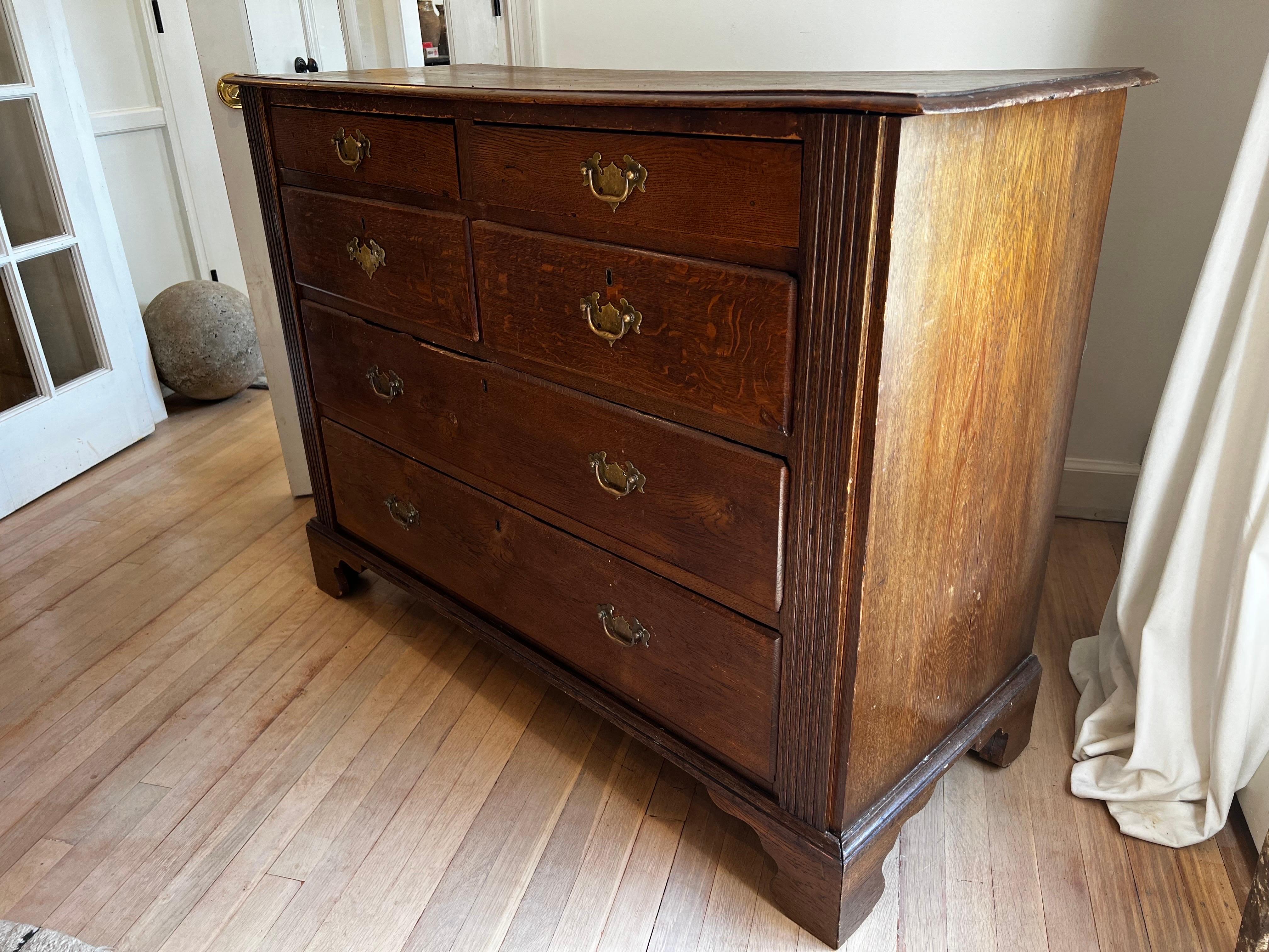 Antique French Oak Commode Chest of Drawers  - George III / Chippendale Style In Distressed Condition For Sale In Los Angeles, CA