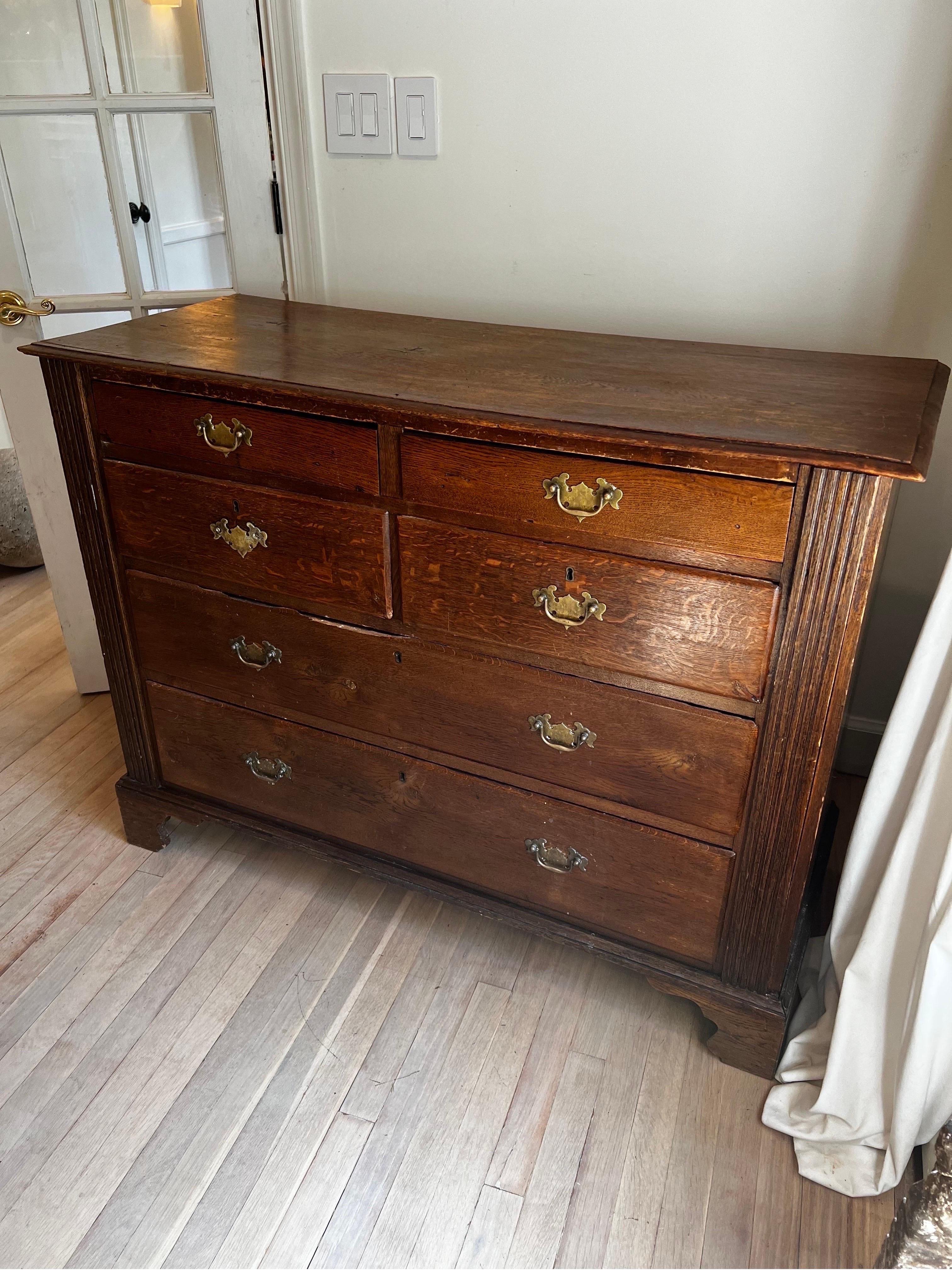 Antique French Commode Chest of Drawers (cassettiera) in Oak  - Giorgio III / Stile Chippendale In condizioni deteriorate in vendita a Los Angeles, CA