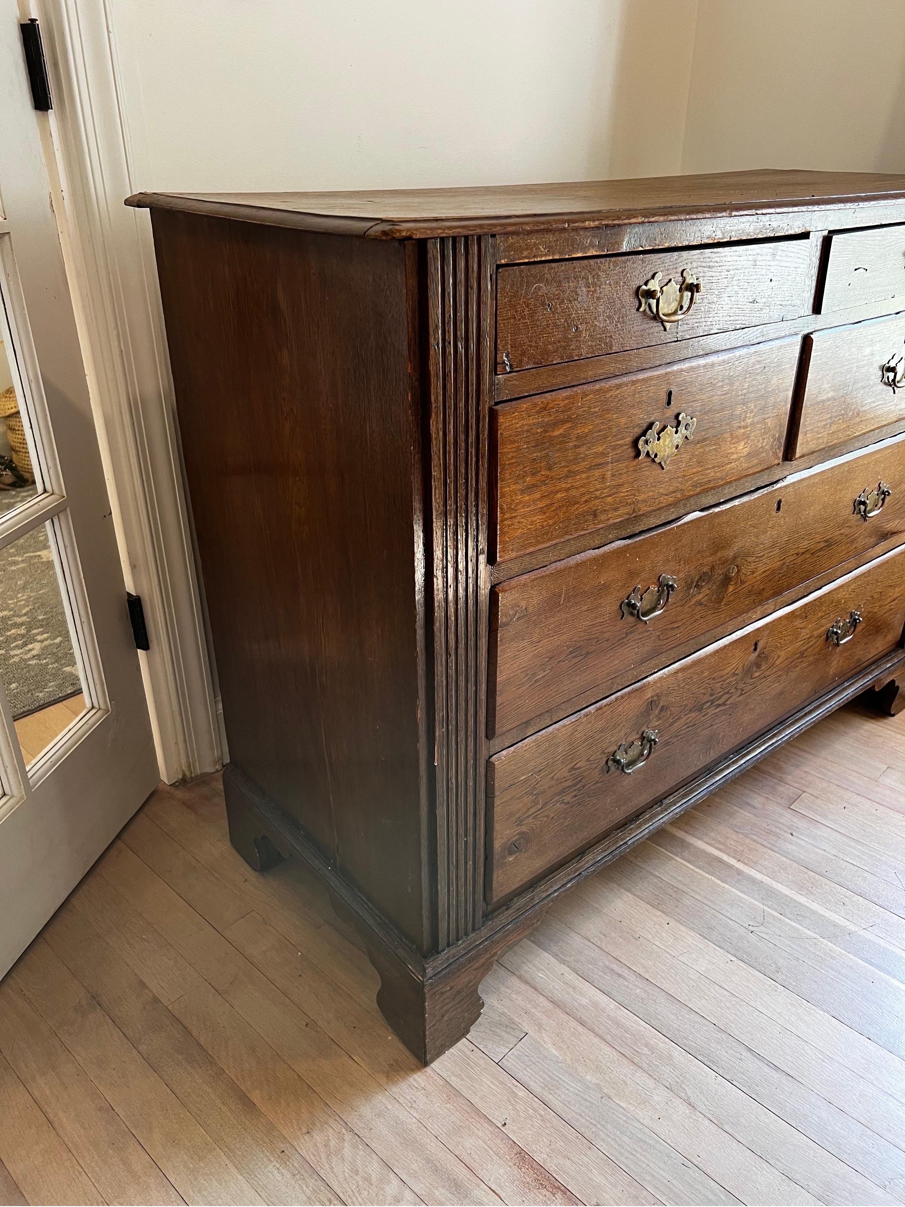 Quercia Antique French Commode Chest of Drawers (cassettiera) in Oak  - Giorgio III / Stile Chippendale in vendita