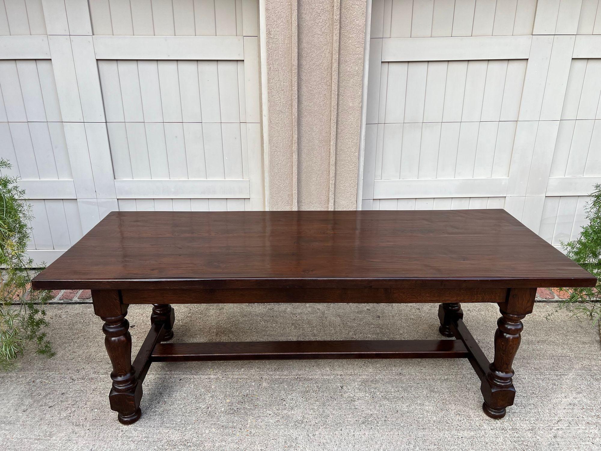 Ancienne table de salle à manger en chêne français, table de boulangerie, bureau de conférence, bureau de bibliothèque, vers 1920.

En provenance directe de France, une magnifique table de salle à manger ou table de conférence/bibliothèque ancienne