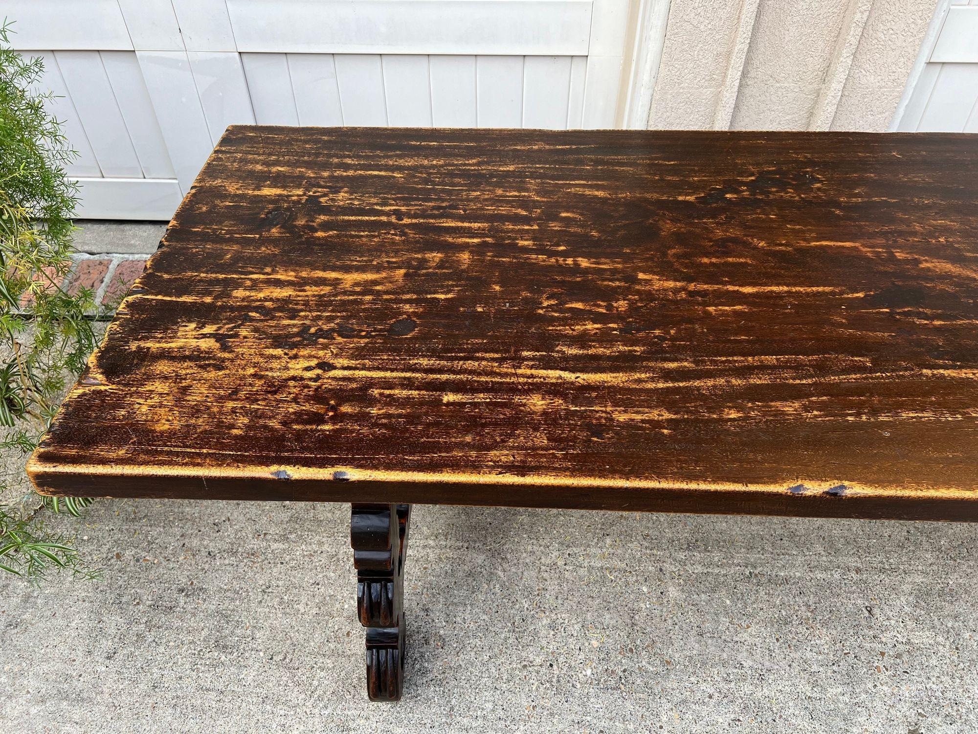 Sculpté à la main Antique French Oak Dining Table Catalan Trestle 7 ft. Planche de ferme c1890 en vente