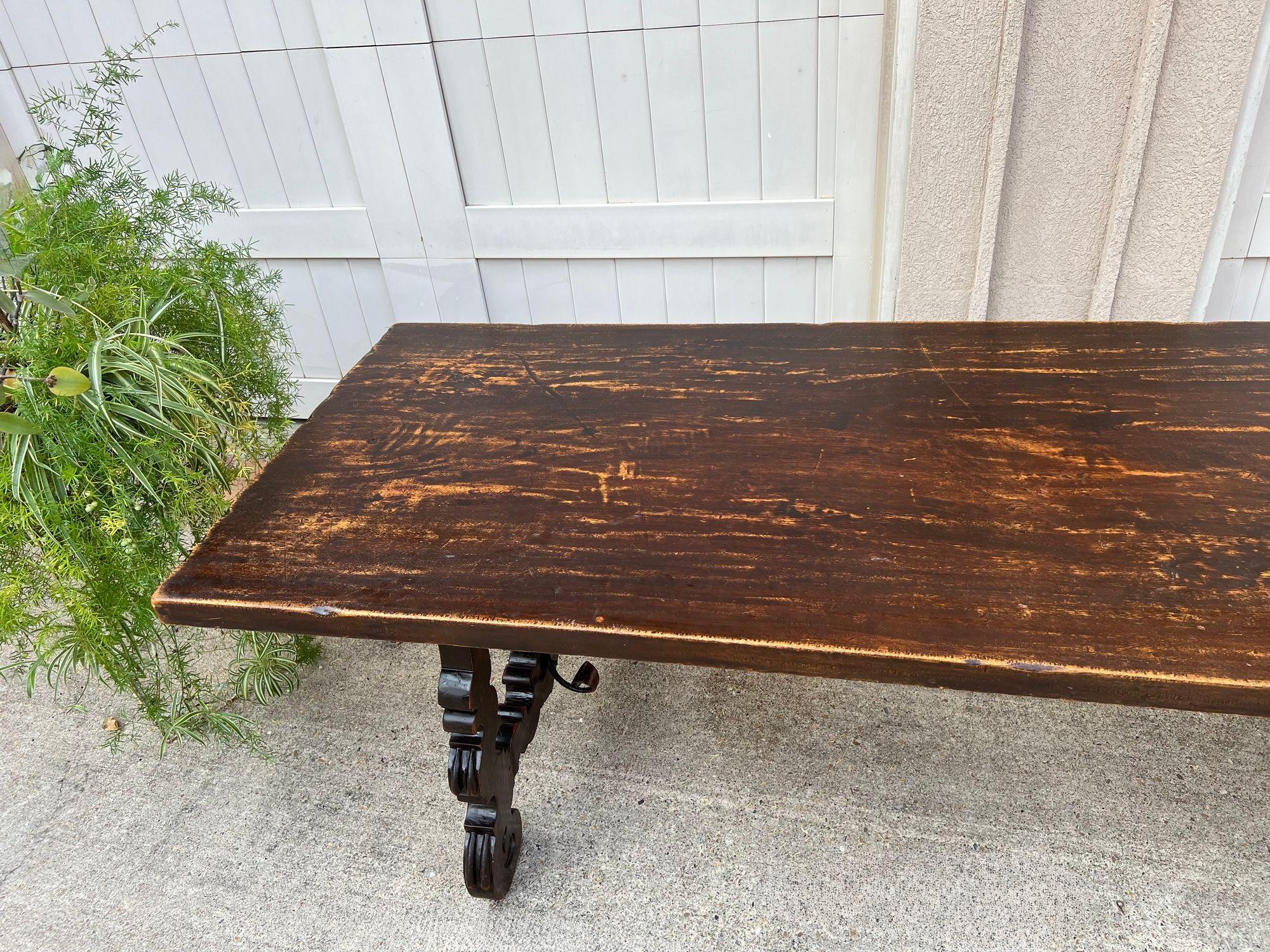 Antique French Oak Dining Table Catalan Trestle 7 ft. Planche de ferme c1890 Bon état - En vente à Shreveport, LA