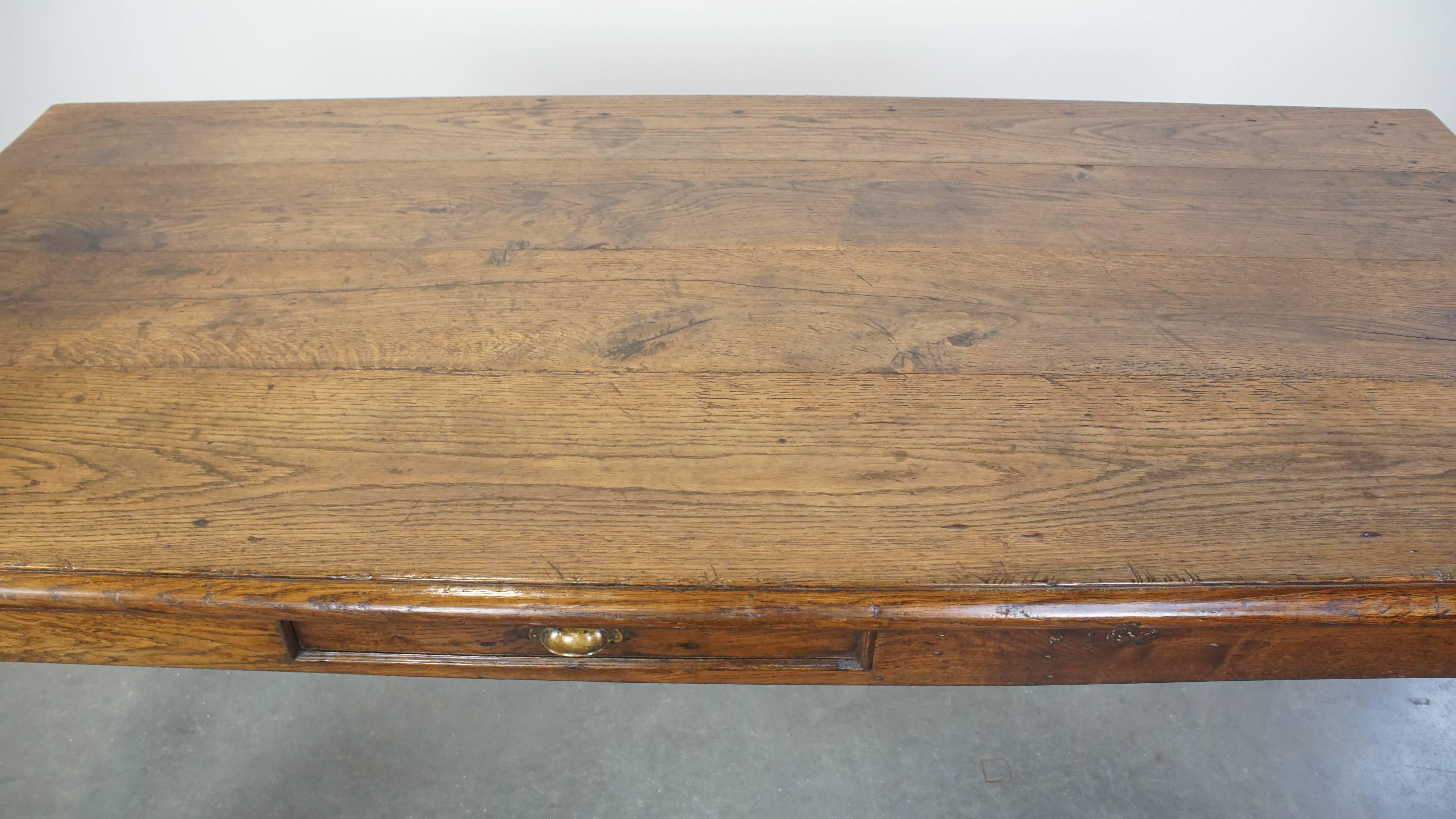 Antigua mesa de comedor francesa de roble de principios del siglo XIX con 2 cajones en venta 5