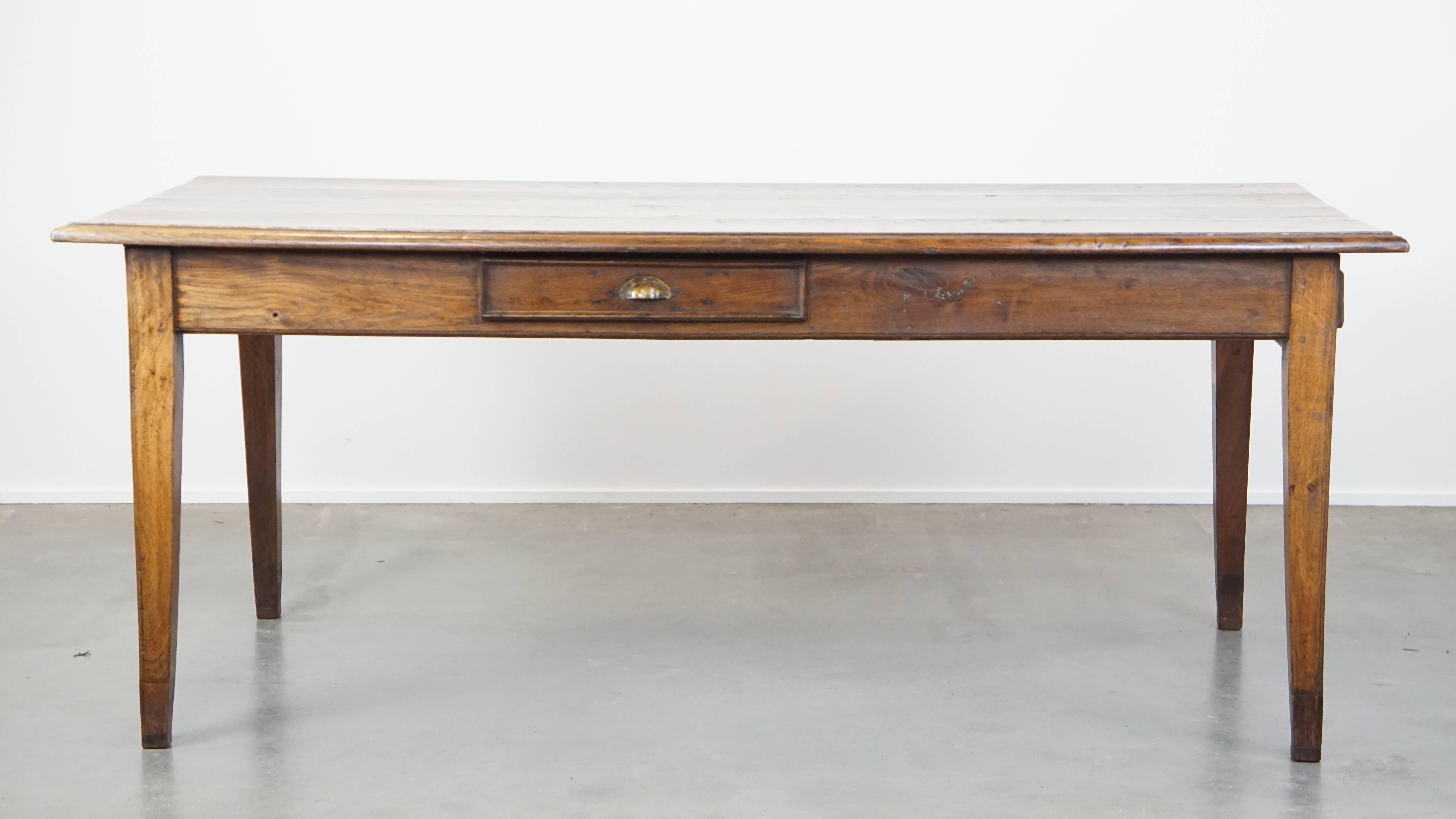 En nuestra opinión, ningún interior está completo sin una bonita mesa de comedor antigua. Esta impresionante y encantadora mesa de comedor de roble francés antiguo viene con 2 cajones, que te ofrecen amplias opciones de almacenamiento. Presenta