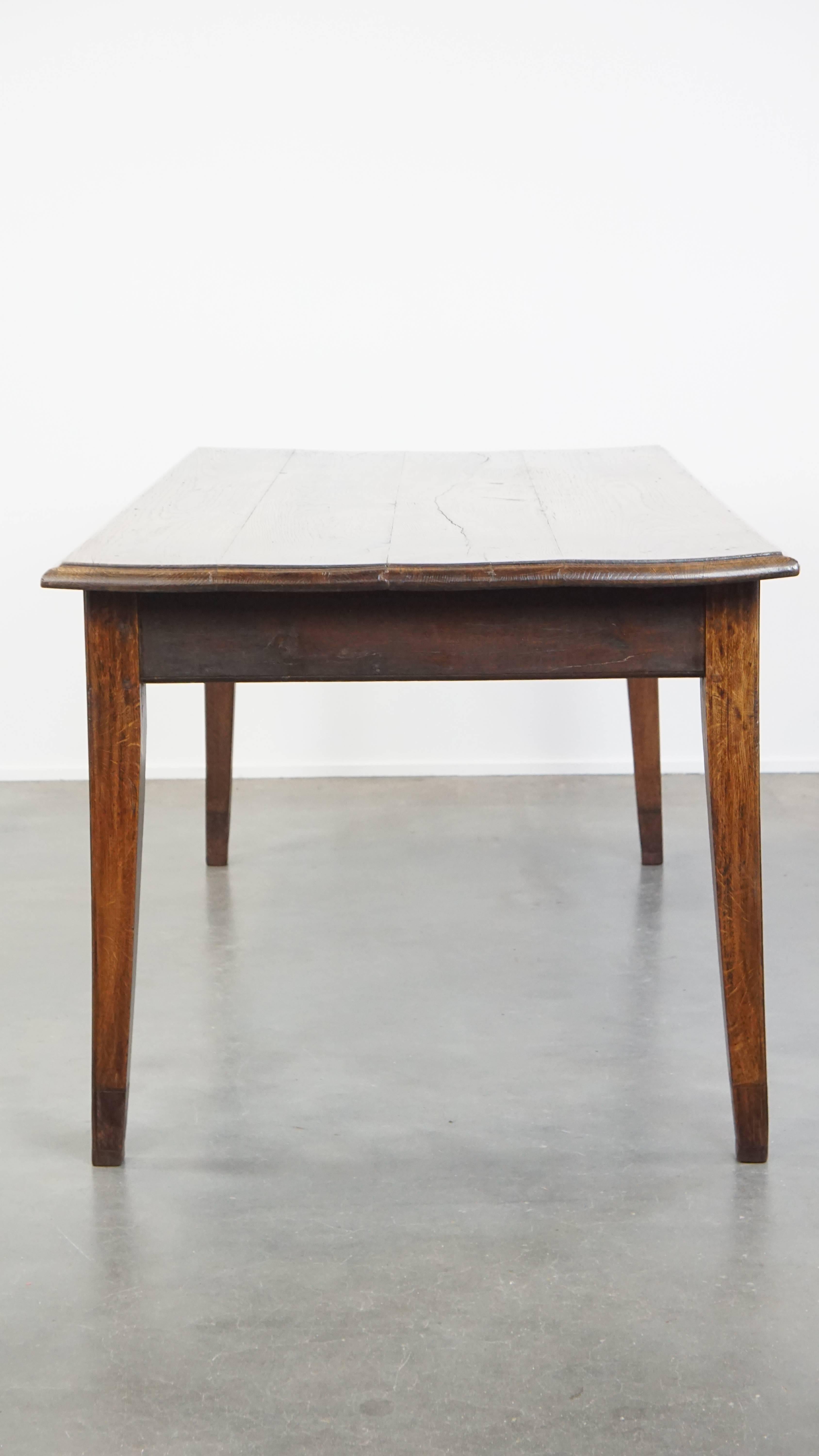 Antigua mesa de comedor francesa de roble de principios del siglo XIX con 2 cajones Romano clásico en venta